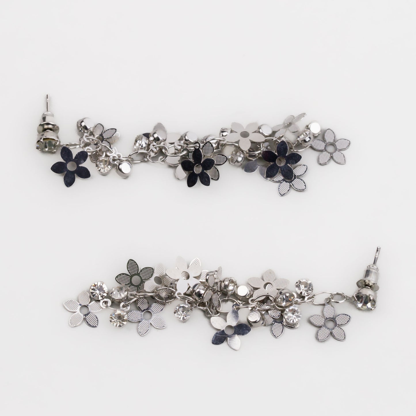 Cercei lungi cu solzi în formă de floare delicată și ștrasuri - Argintiu