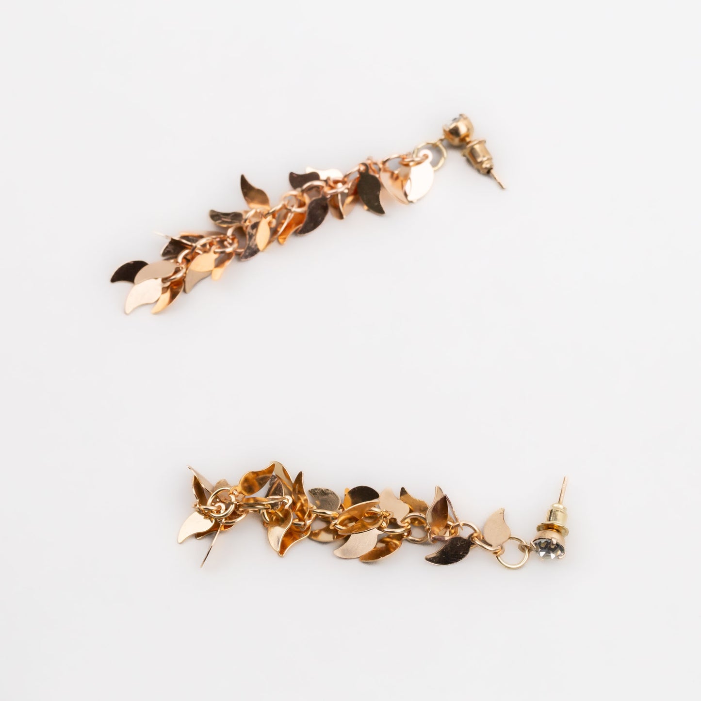 Cercei lungi cu solzi în formă de frunzuliță și piatră - Auriu