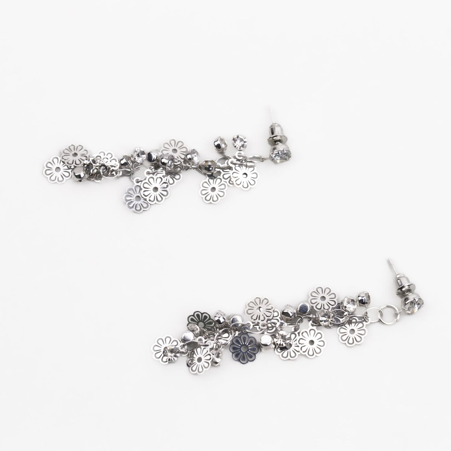 Cercei lungi cu solzi în formă de margaretă și ștrasuri - Argintiu