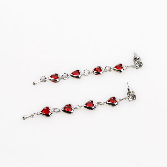 Cercei lungi cu zale în formă de inimă și pietre roșii - Argintiu