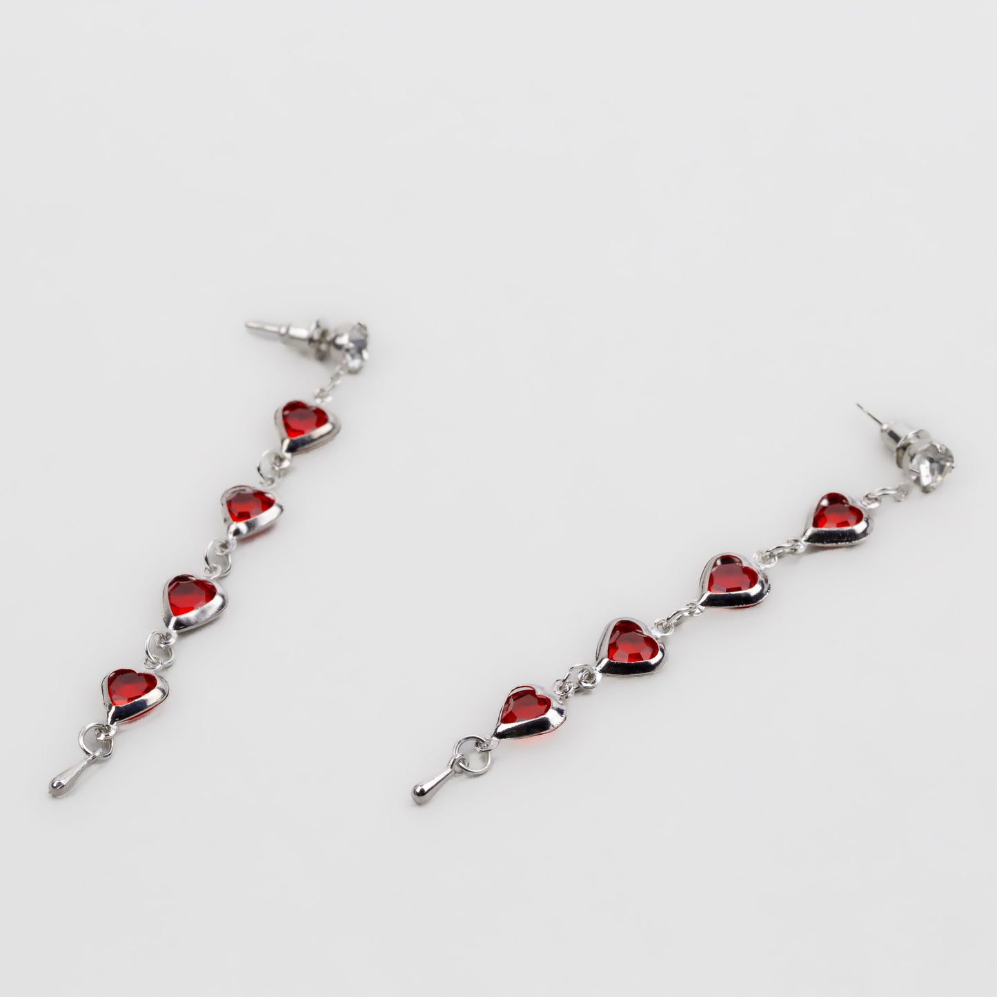 Cercei lungi cu zale în formă de inimă și pietre roșii - Argintiu