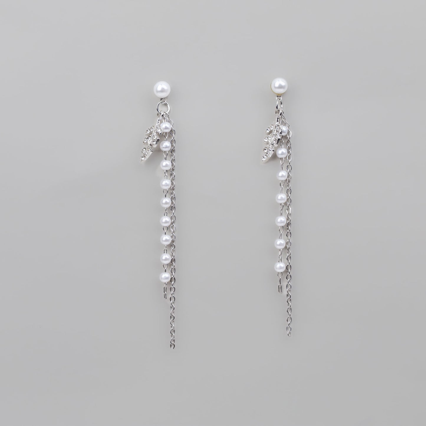 Cercei lungi eleganți cu biluțe și frunzuliță cu ștrasuri - Argintiu