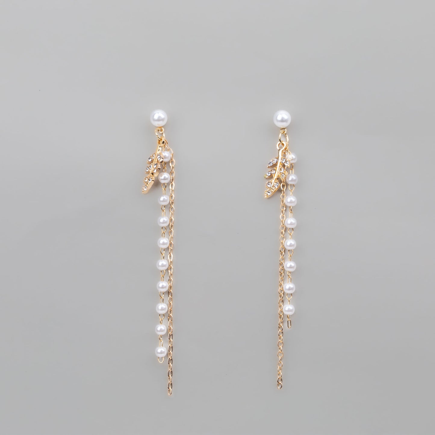 Cercei lungi eleganți cu biluțe și frunzuliță cu ștrasuri - Auriu