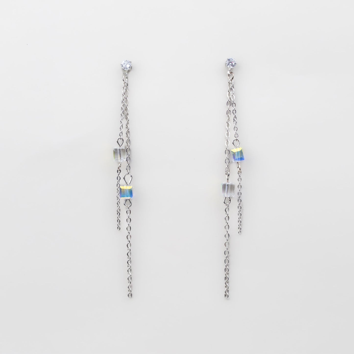 Cercei lungi eleganți cu lănțișoare și pietre cubice - Argintiu