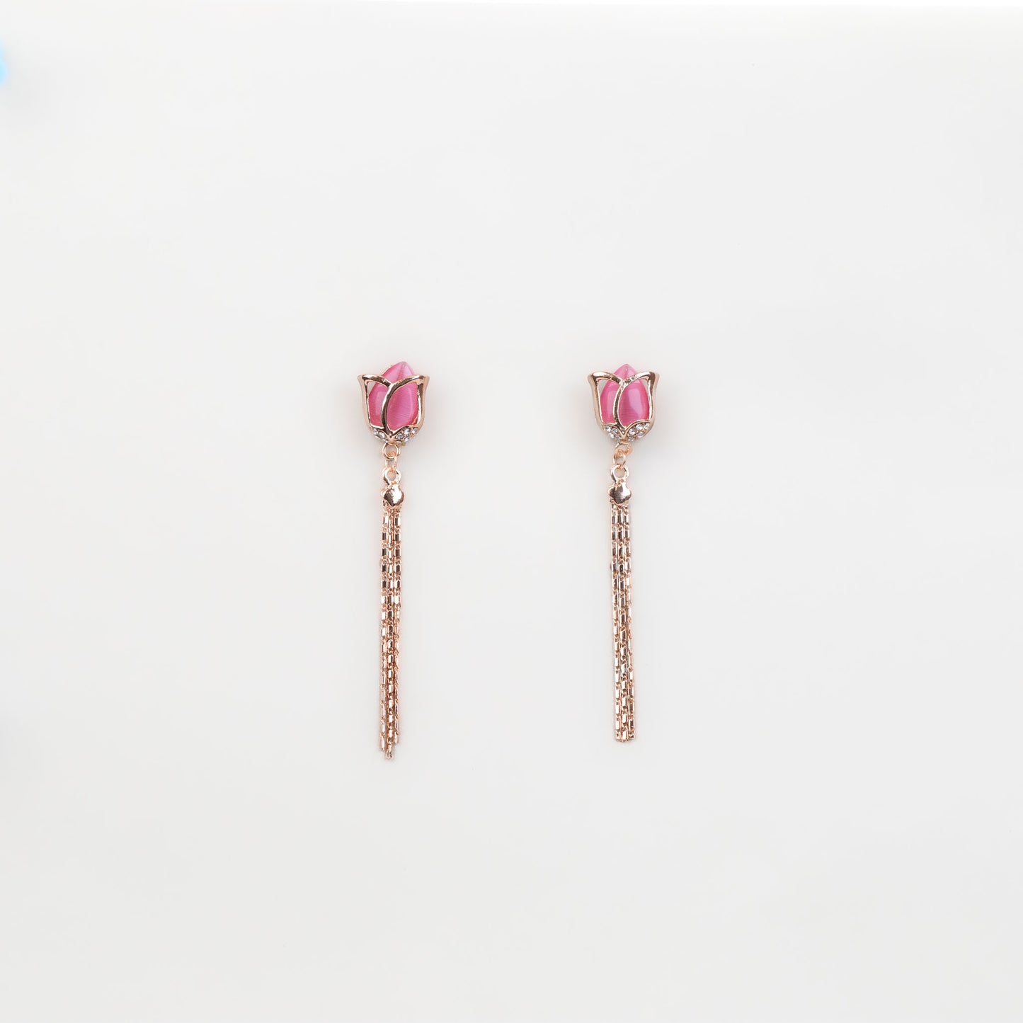 Cercei lungi eleganți cu piatră delicată roz și motiv trandafir - Auriu