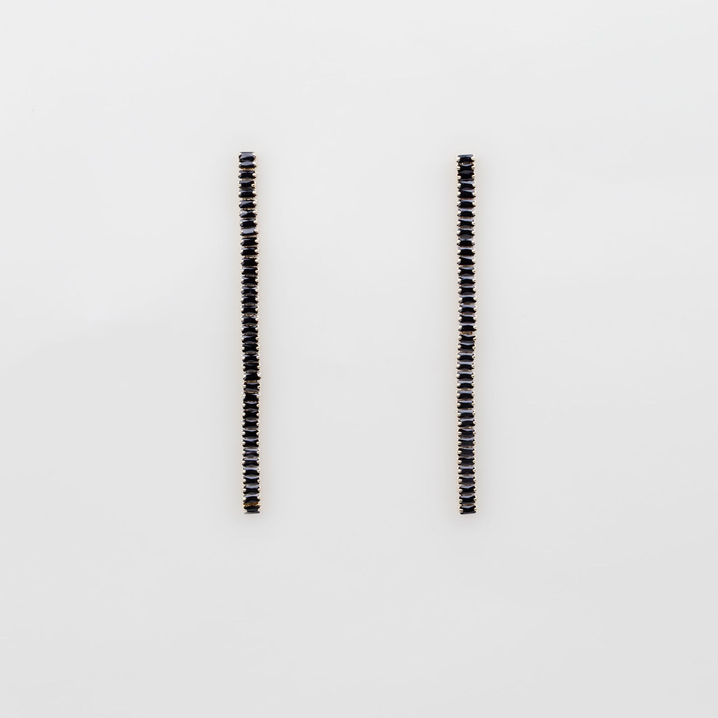 Cercei lungi eleganți cu pietre negre discrete, finuți și ușori