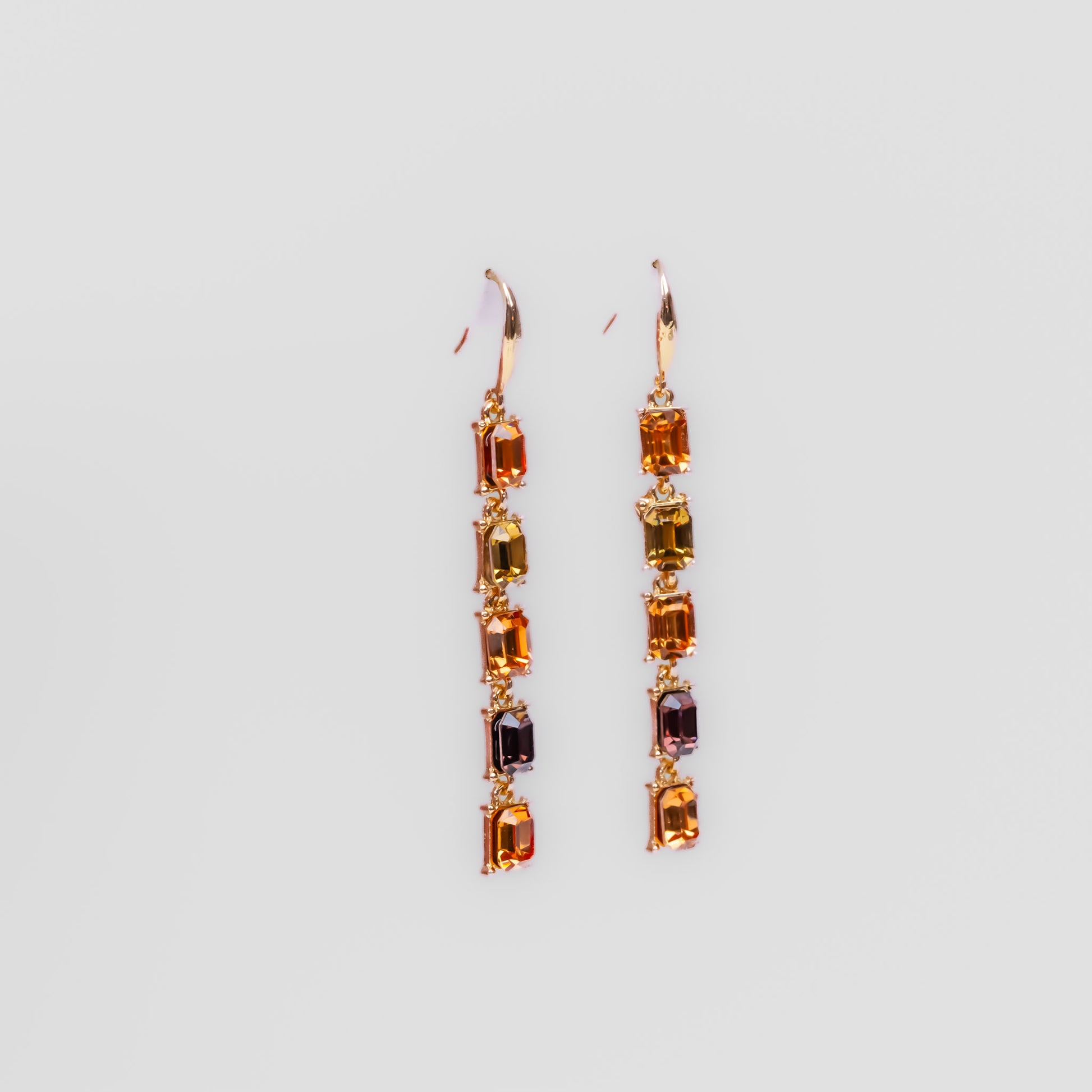 Cercei lungi eleganți pe lanț cu pietre colorate - Champagne, Auriu