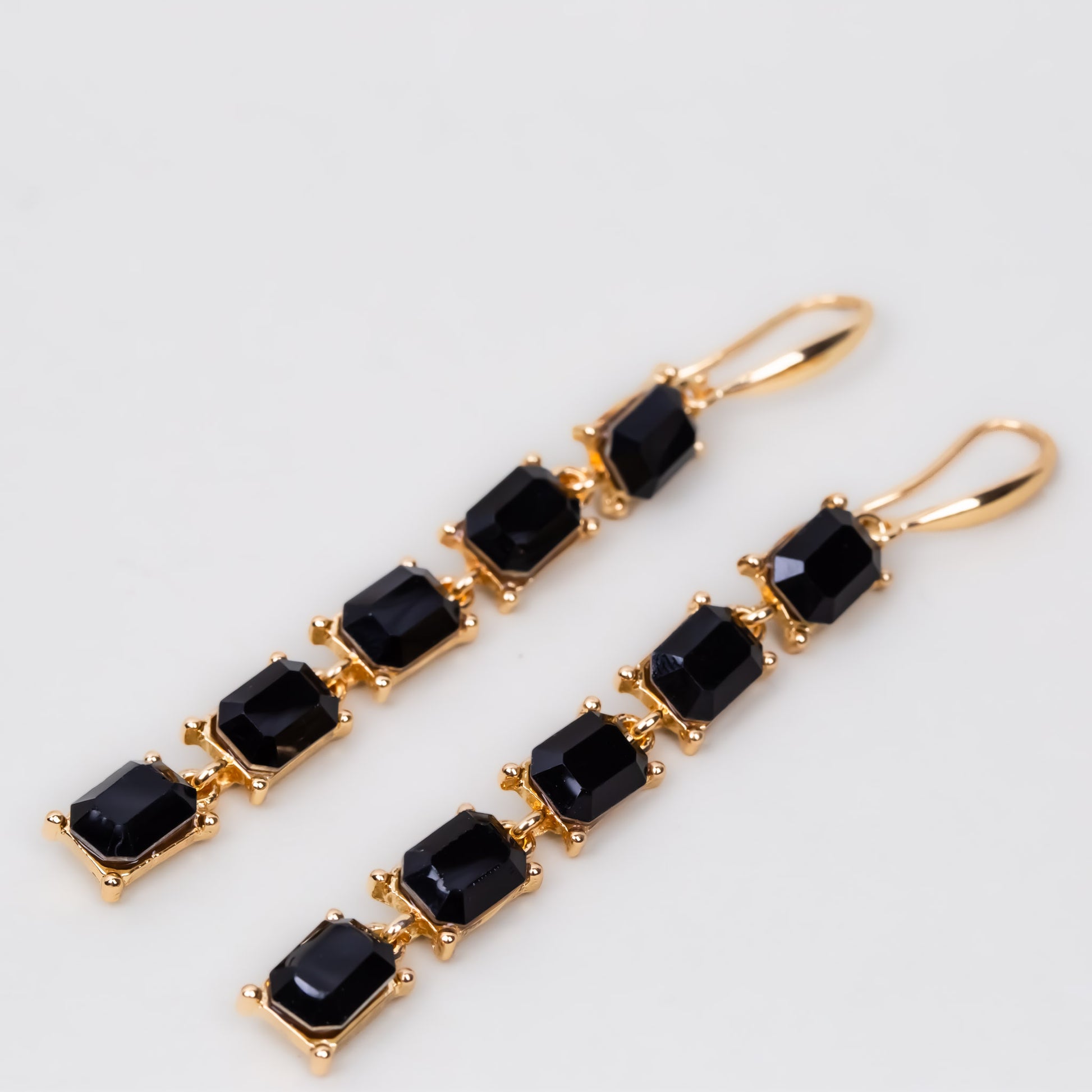 Cercei lungi eleganți pe lanț cu pietre colorate - Negru, Auriu