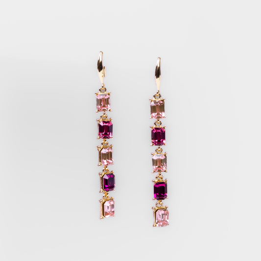 Cercei lungi eleganți pe lanț cu pietre colorate - Roz, Auriu