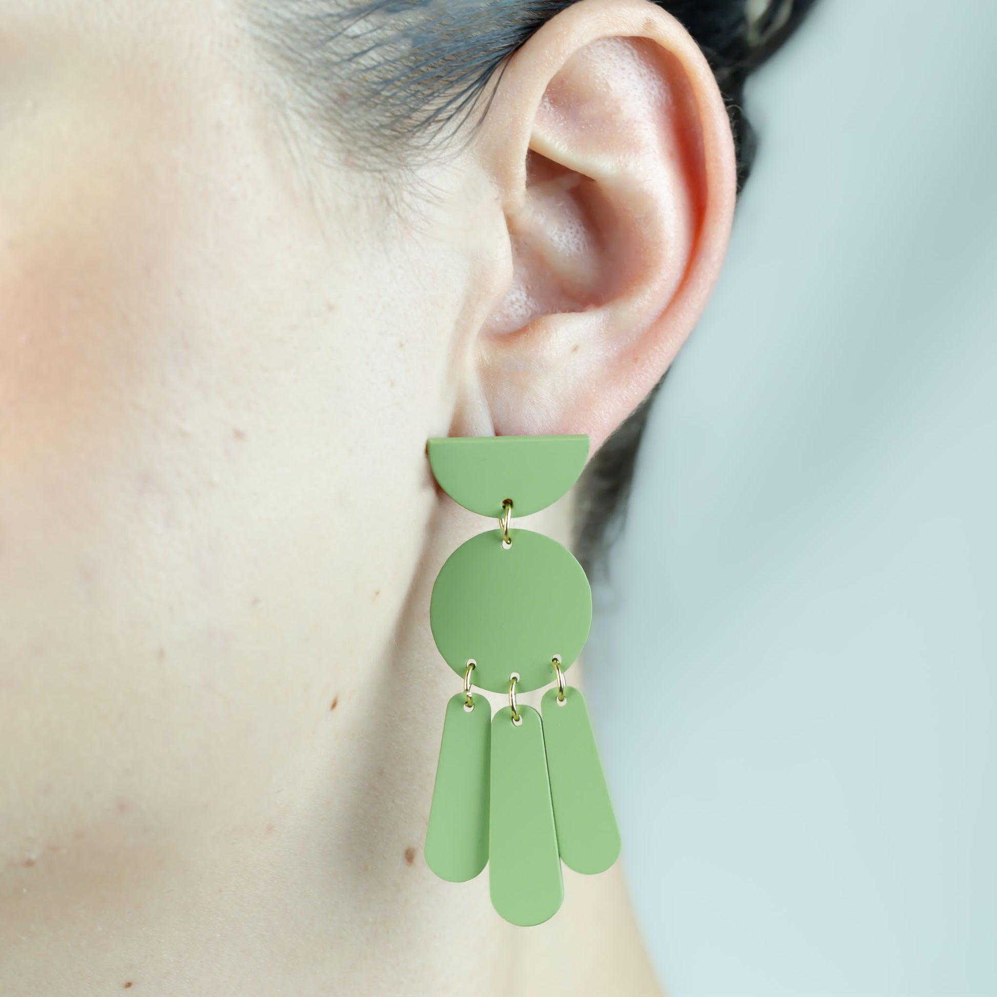 Cercei lungi gladiator cu textură de silicon - Verde