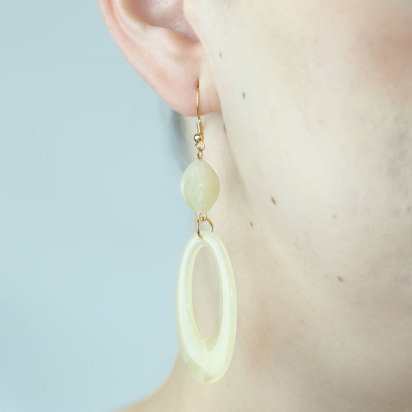 Cercei lungi ovali cu textură fină marmorată - Crem