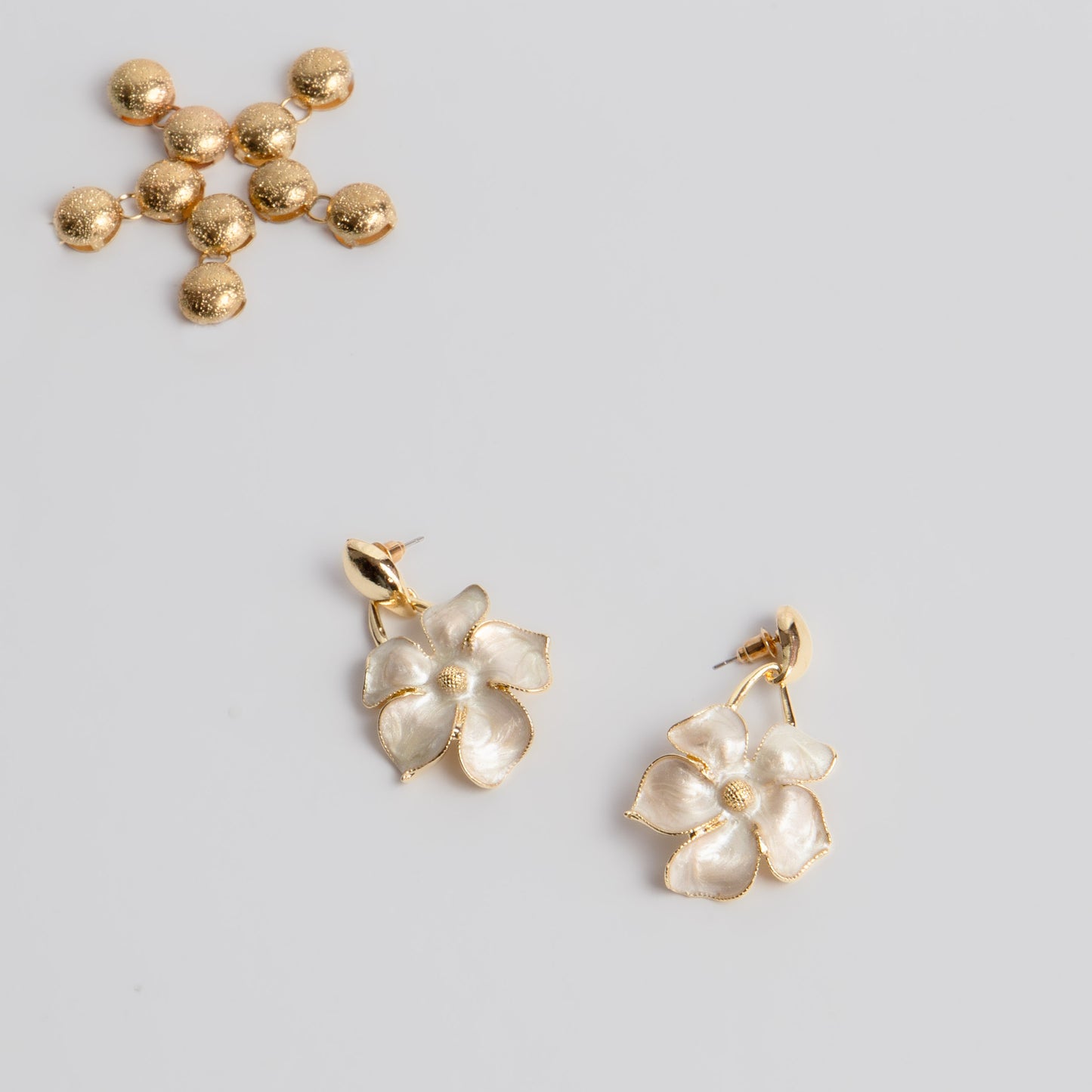 Cercei metalici flori elegante - Bej