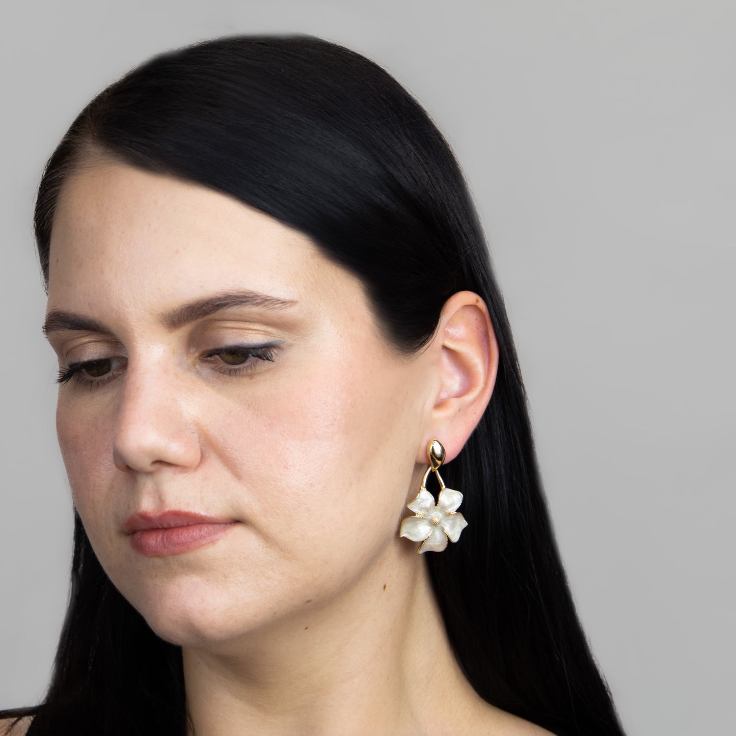 Cercei metalici flori elegante - Bej