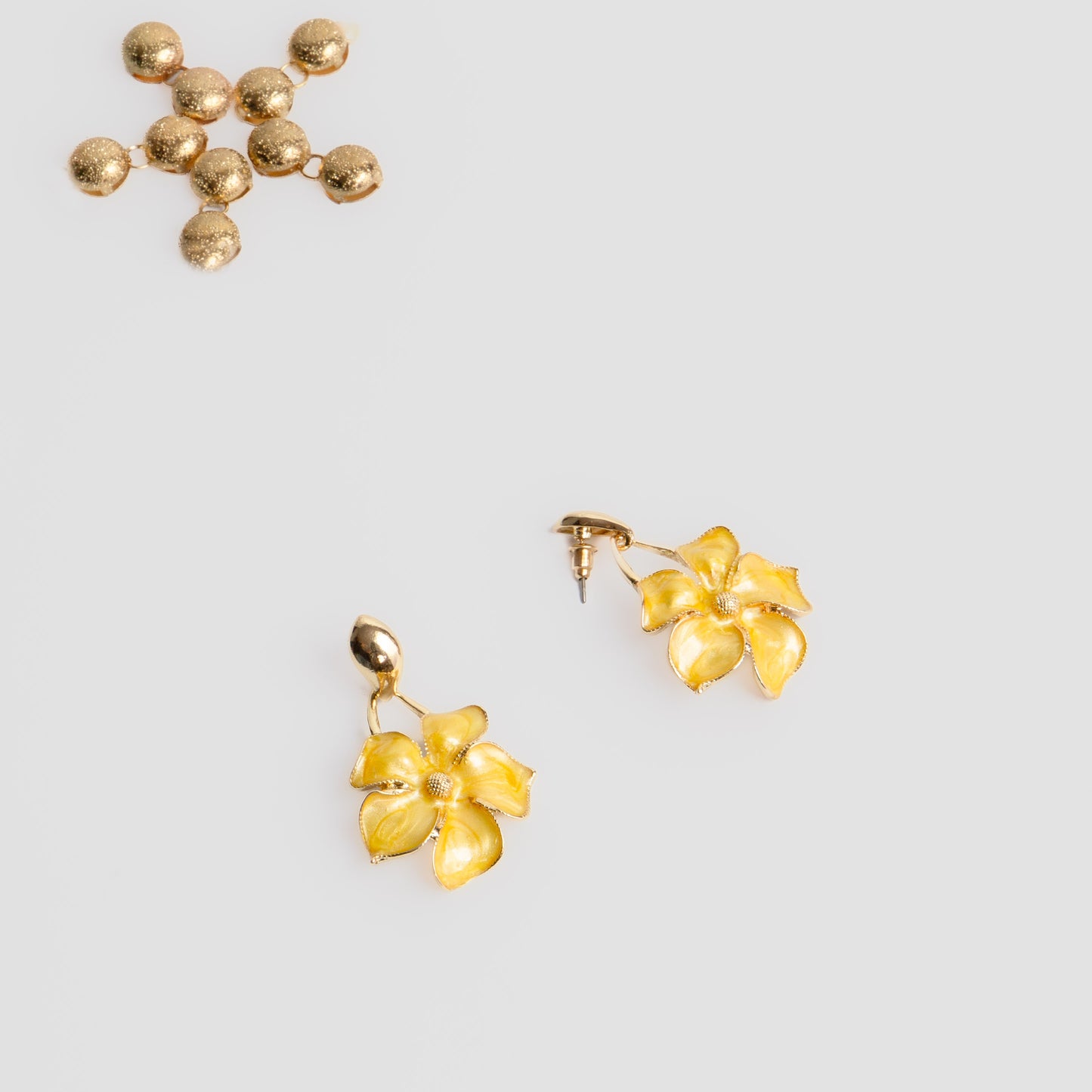 Cercei metalici flori elegante - Galben