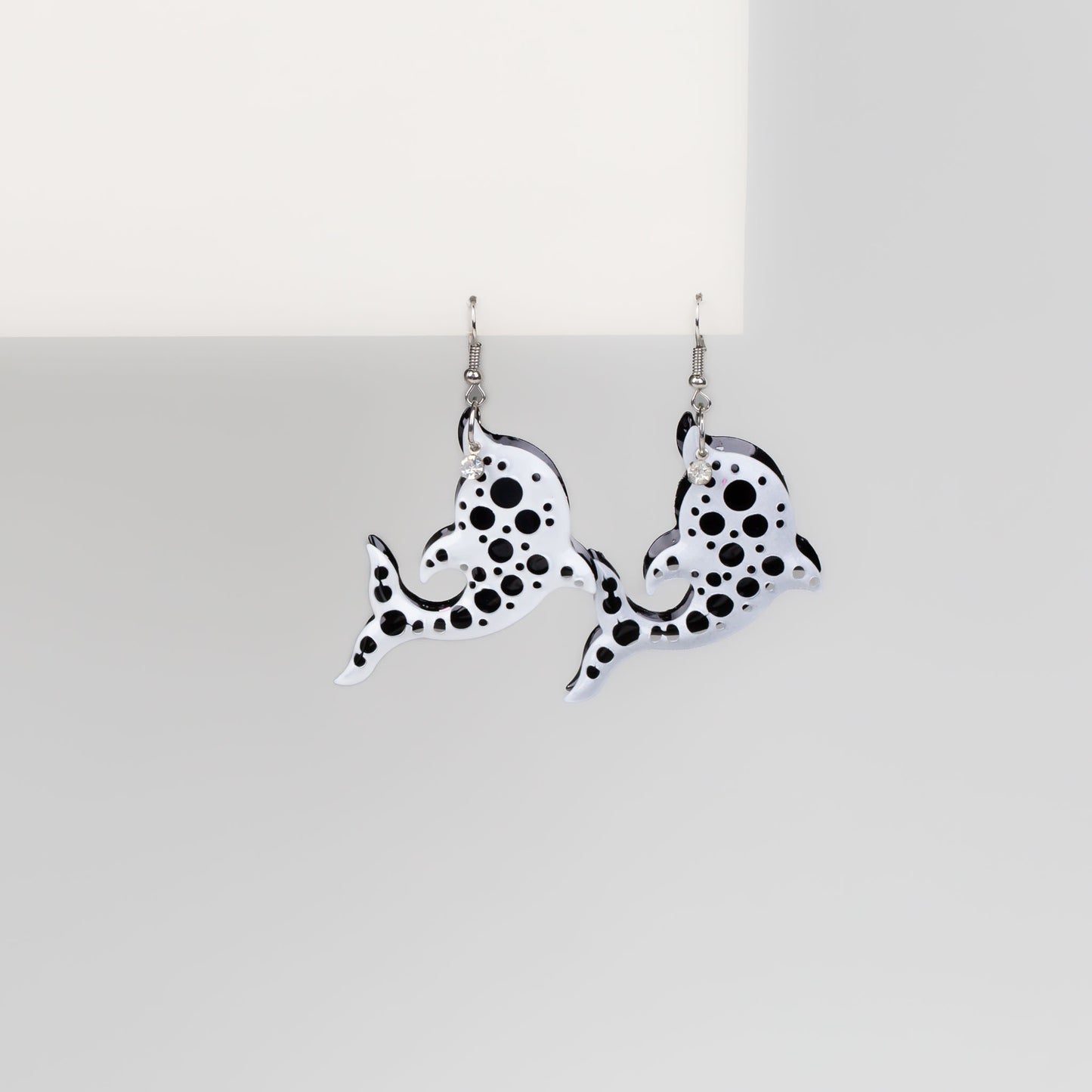 Cercei metalici în formă de delfin - Alb, Negru
