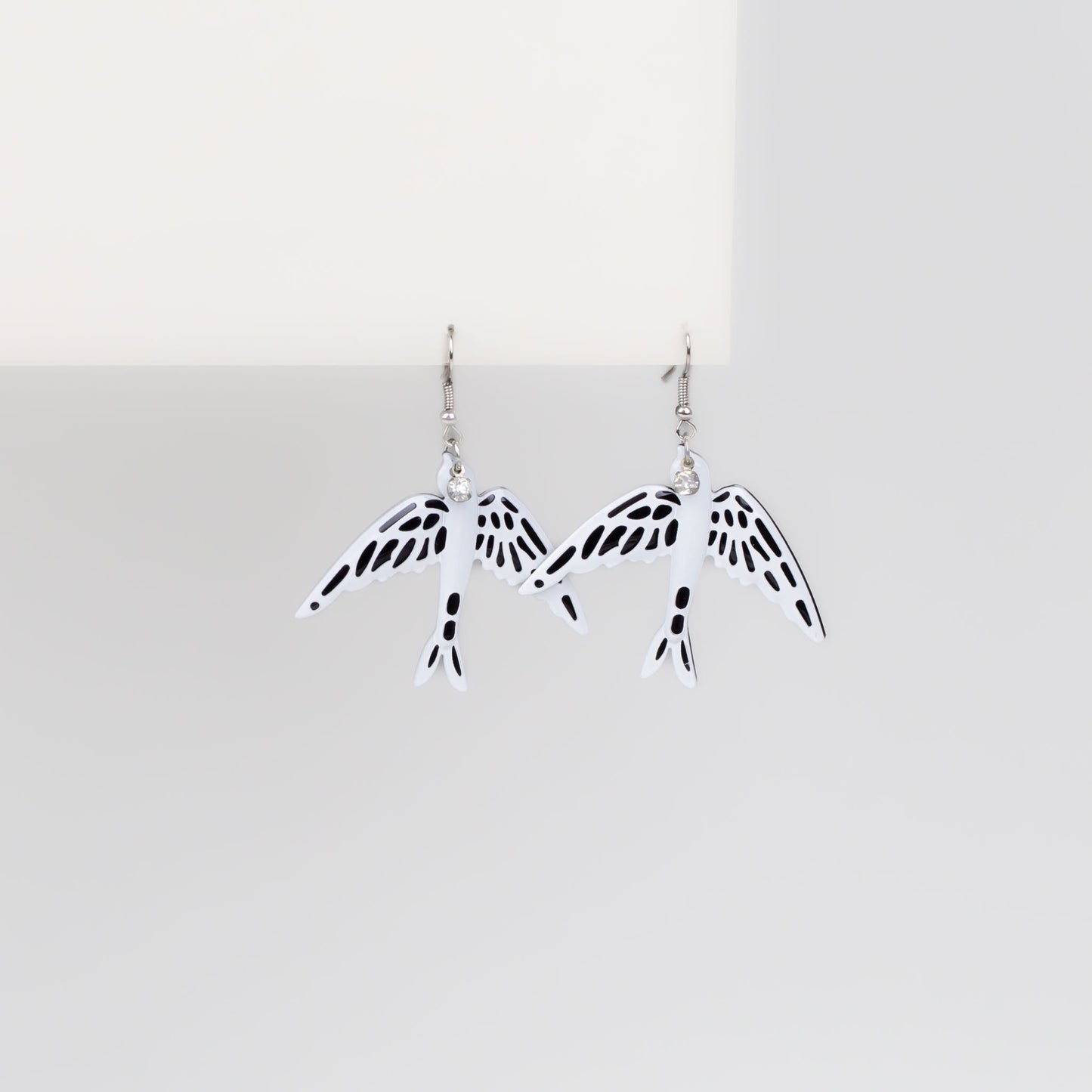 Cercei metalici în formă de rândunică - Alb, Negru