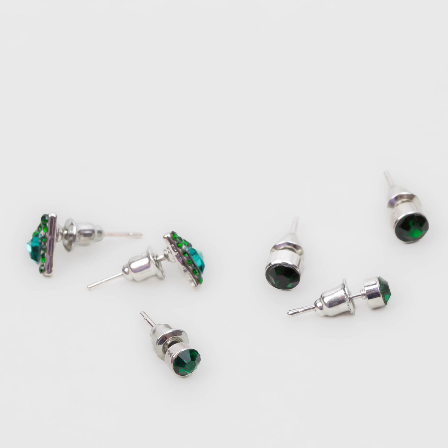 Cercei mici argintii cu triunghi și pietre strălucitoare, set 3 buc - Verde