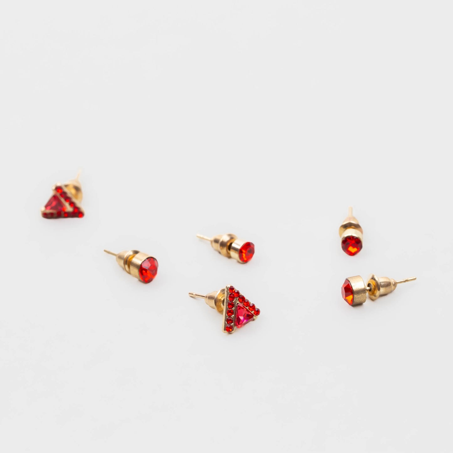 Cercei mici aurii cu triunghi și pietre strălucitoare, set 3 buc - Roșu