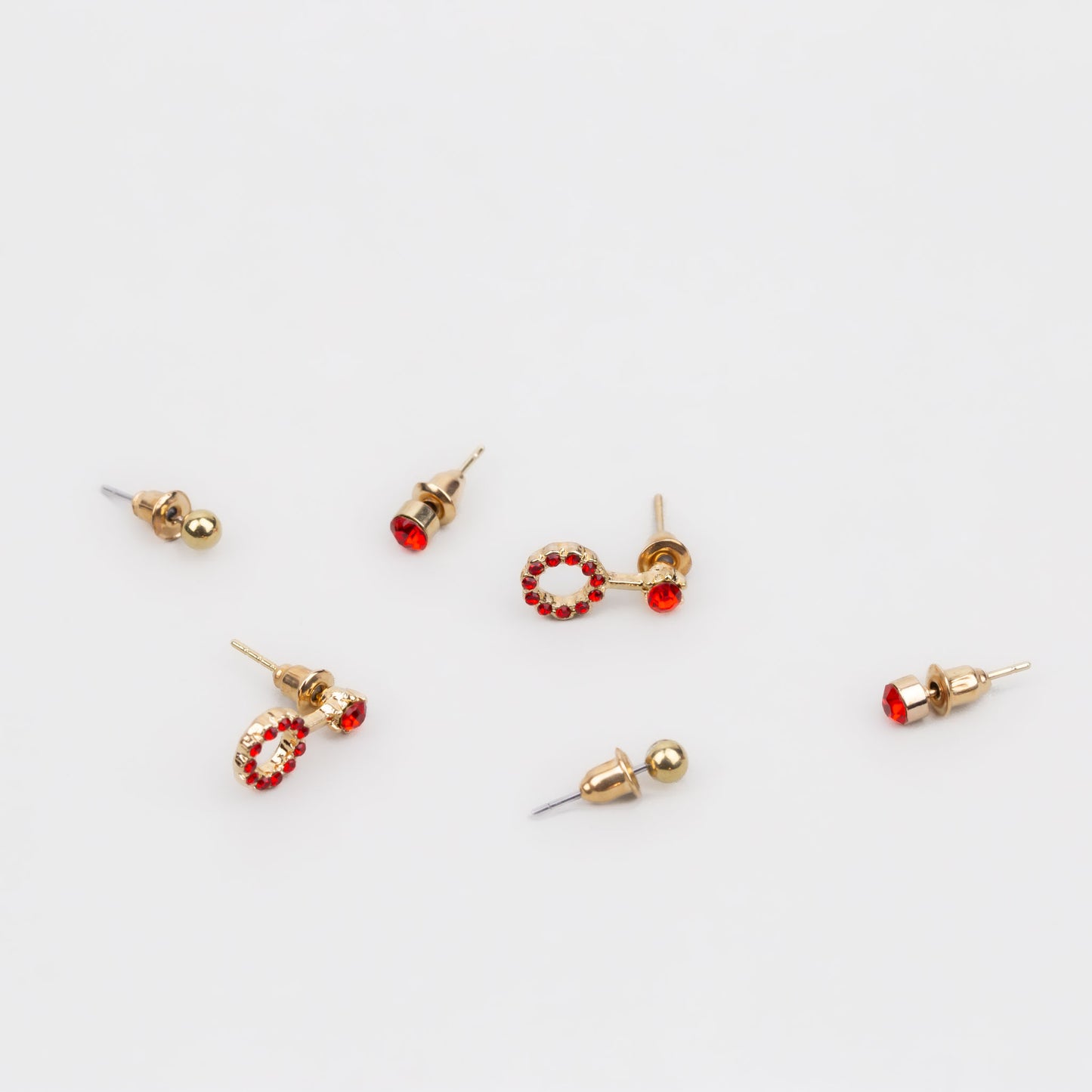 Cercei mici aurii discreți cu formă de amuletă și pietre, set 3 perechi - Roșu