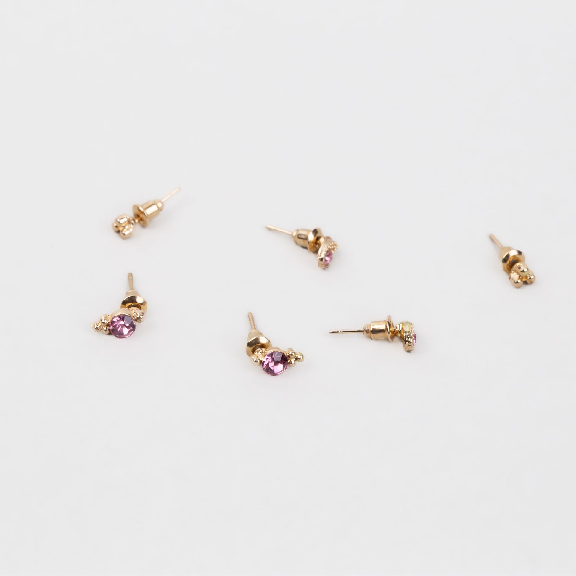 Cercei mici aurii discreți cu formă de lacrimă, amuletă și pietre, set 3 perechi - Roz