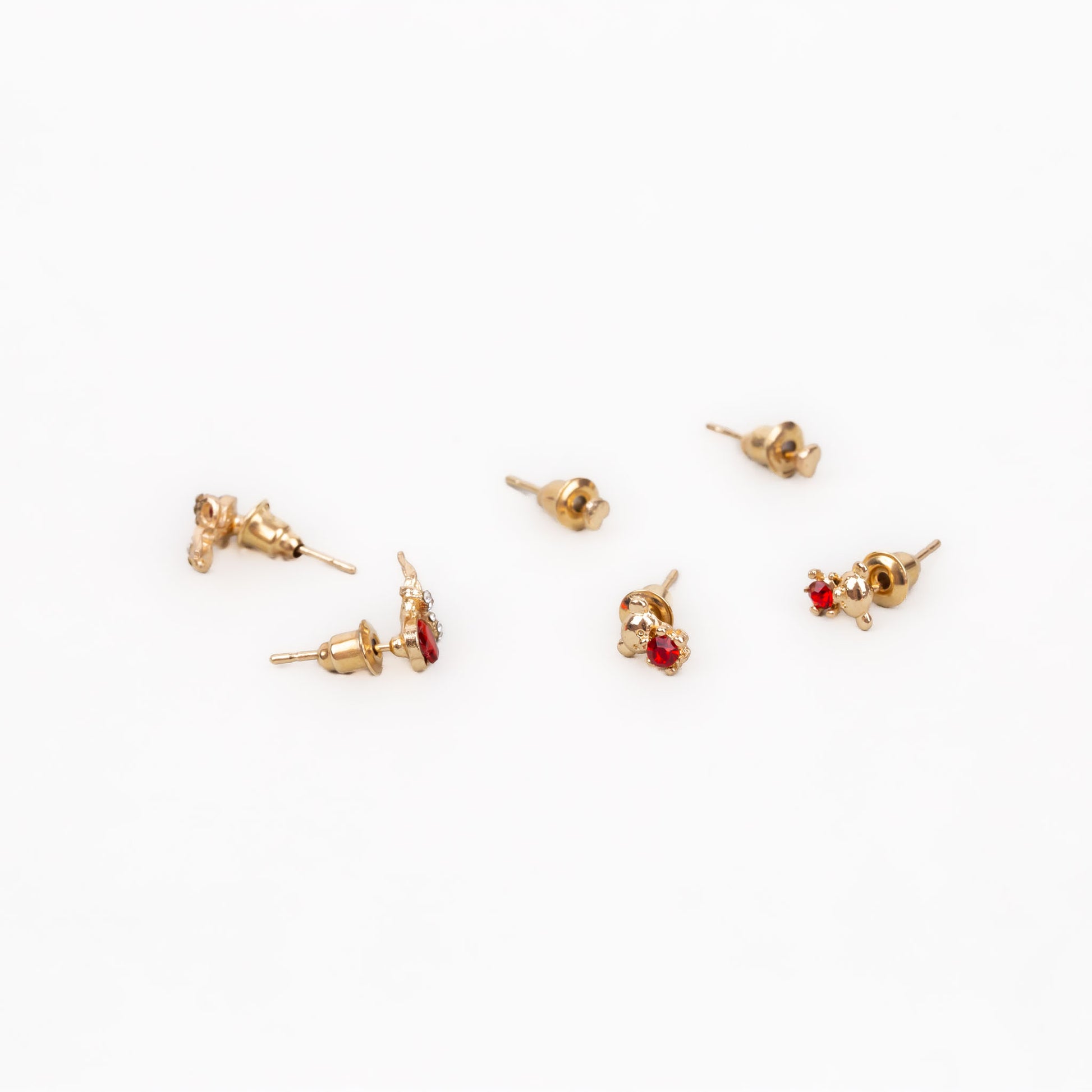 Cercei mici aurii discreți cu inimă delicată, ursuleț și pietre, set 3 perechi - Roșu