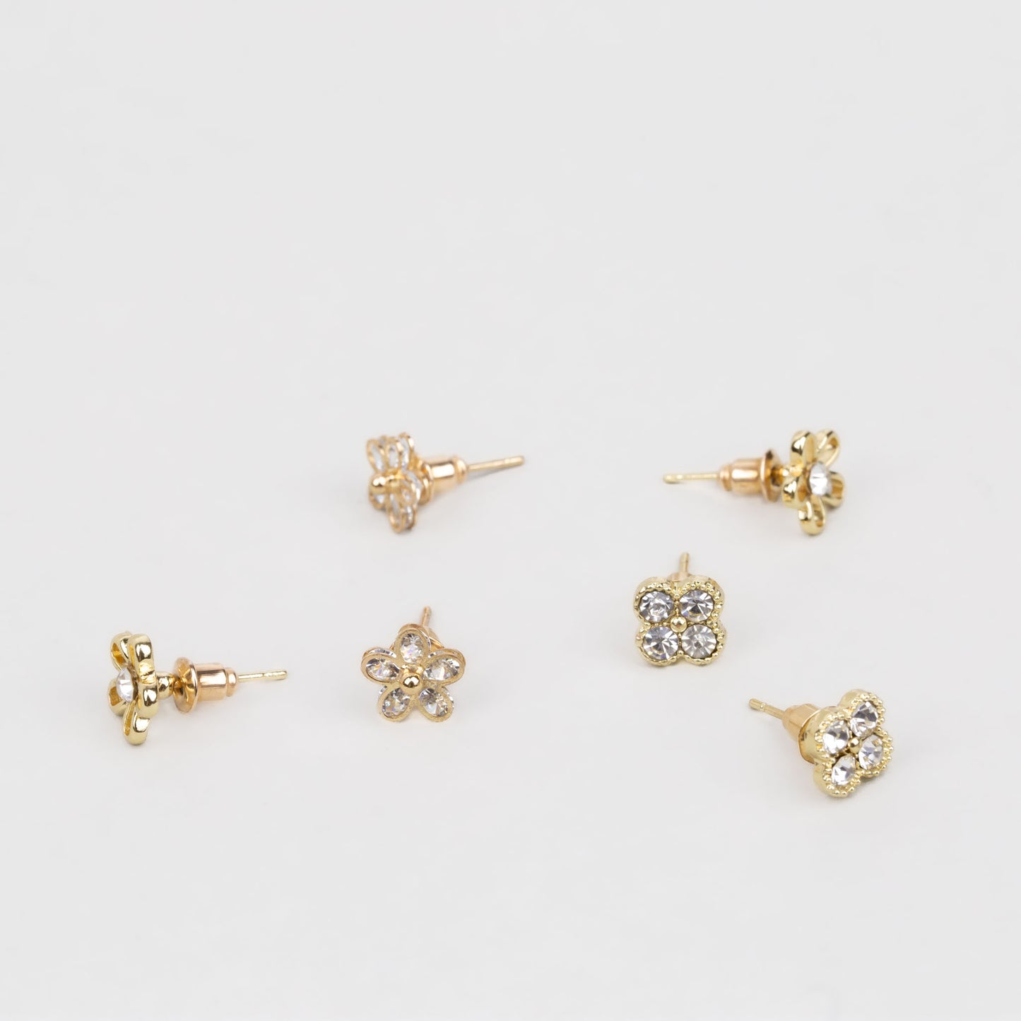 Cercei mici cu forme de flori delicate și pietre strălucitoare, set 3 perechi - Auriu