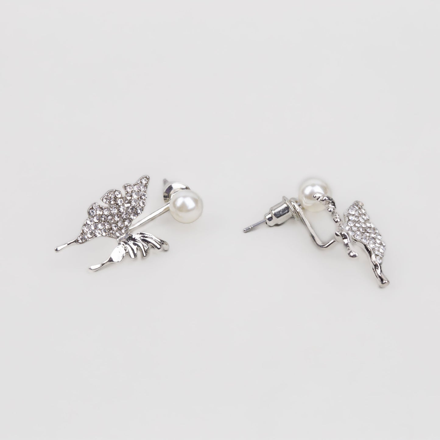 Cercei mici cu perla mică și fluture cu ștrasuri - Argintiu