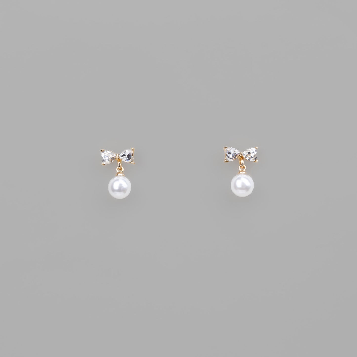 Cercei mici delicați cu perlă și fundiță cu pietre - Auriu