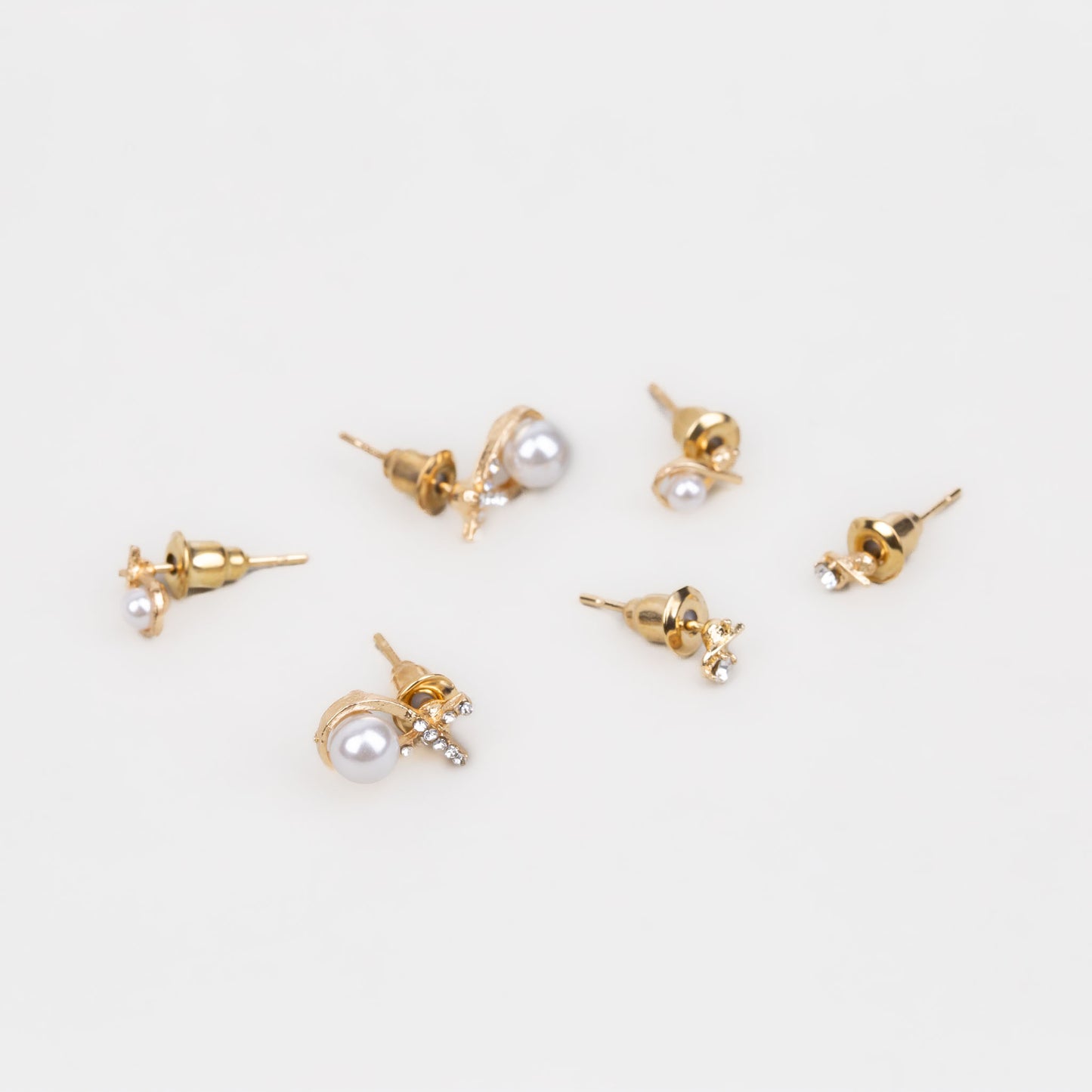 Cercei mici discreți cu formă împletită, ștrasuri și perle mici, set 3 perechi - Auriu