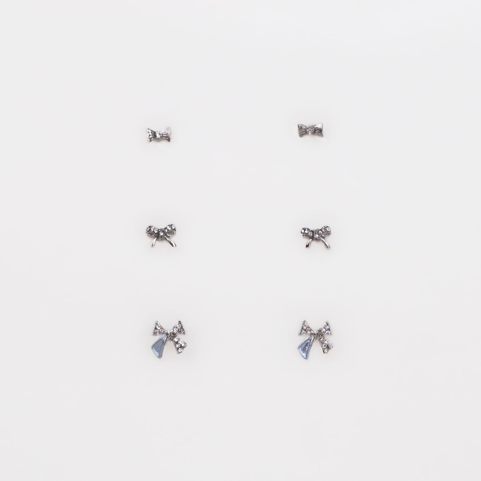 Cercei mici discreți cu fundițe și ștrasuri, set 3 perechi - Argintiu
