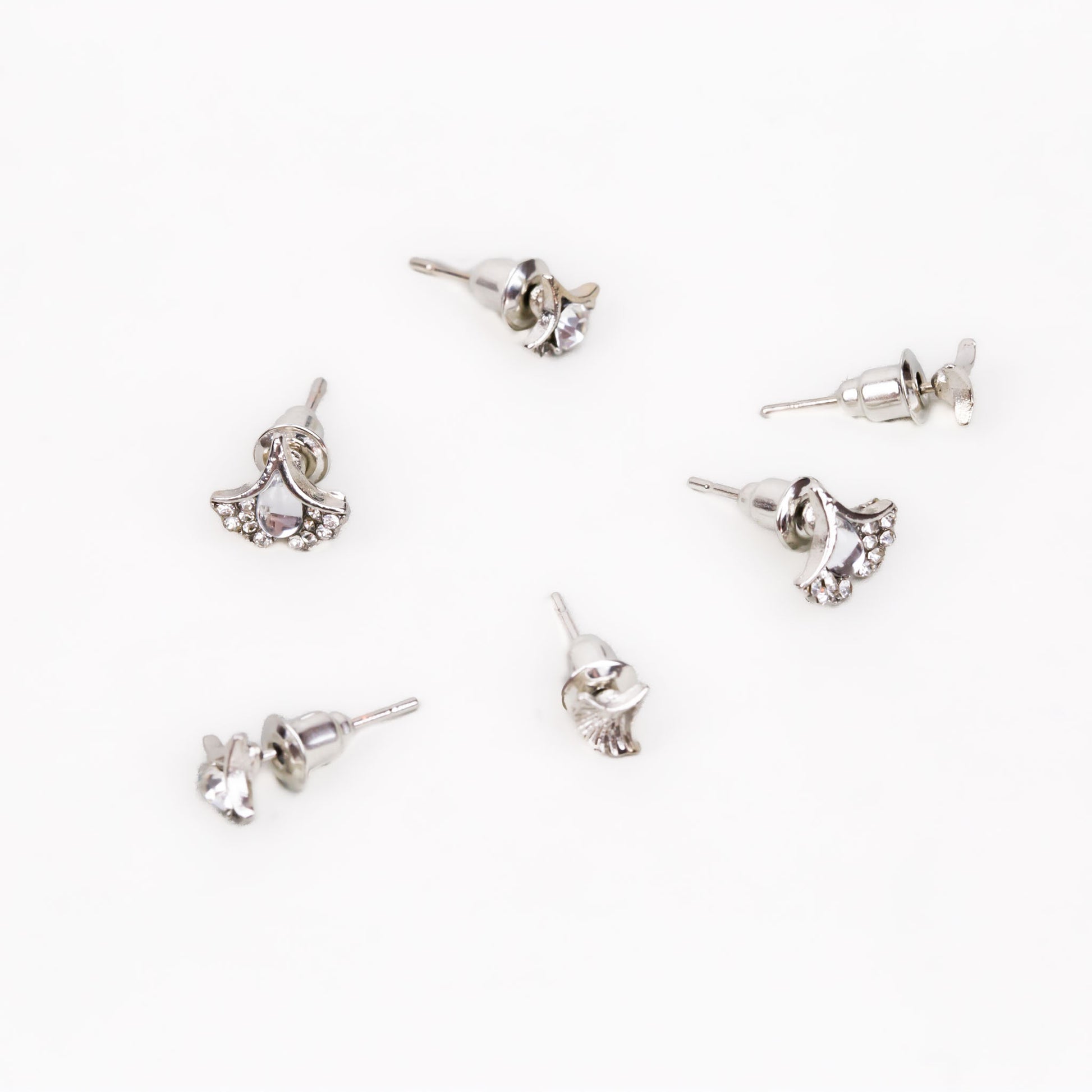 Cercei mici discreți cu petale și ștrasuri, set 3 perechi - Argintiu