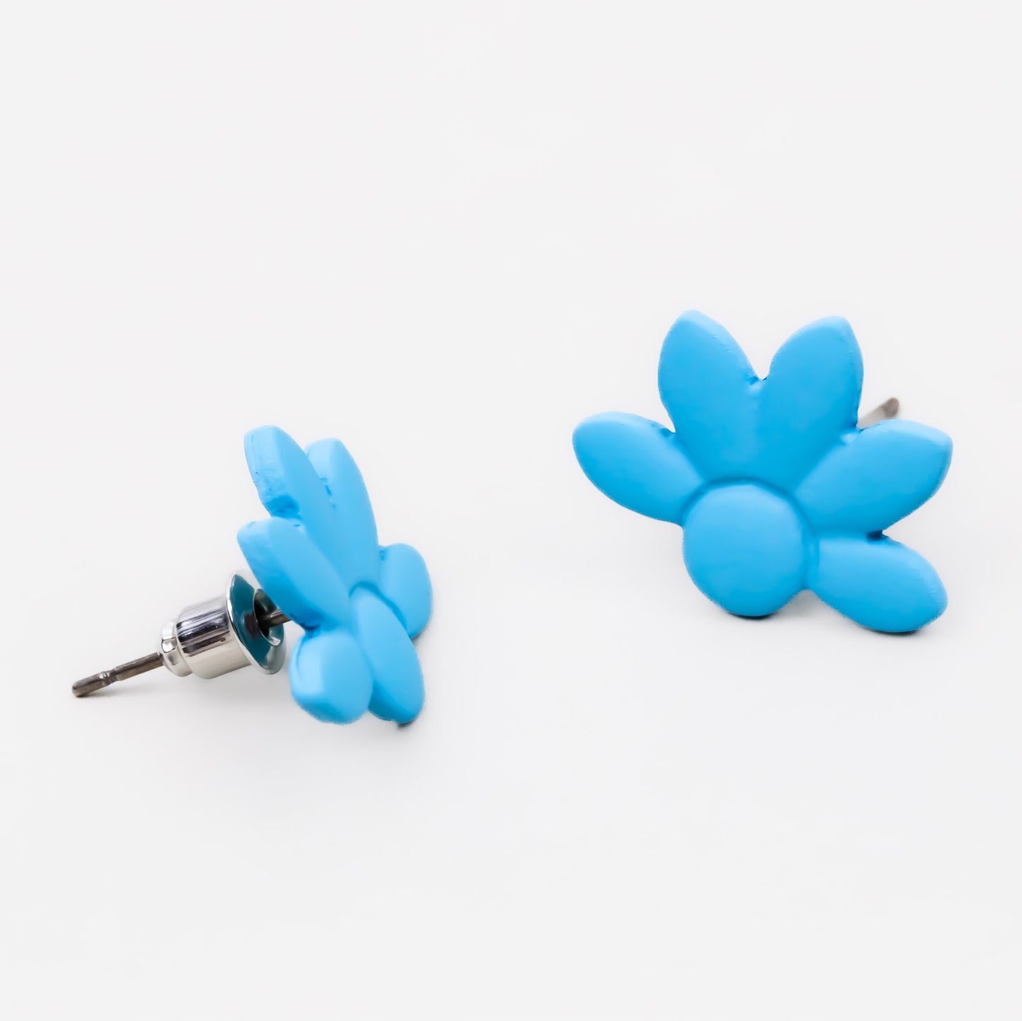 Cercei mici funky flowers cu textură de silicon - Albastru