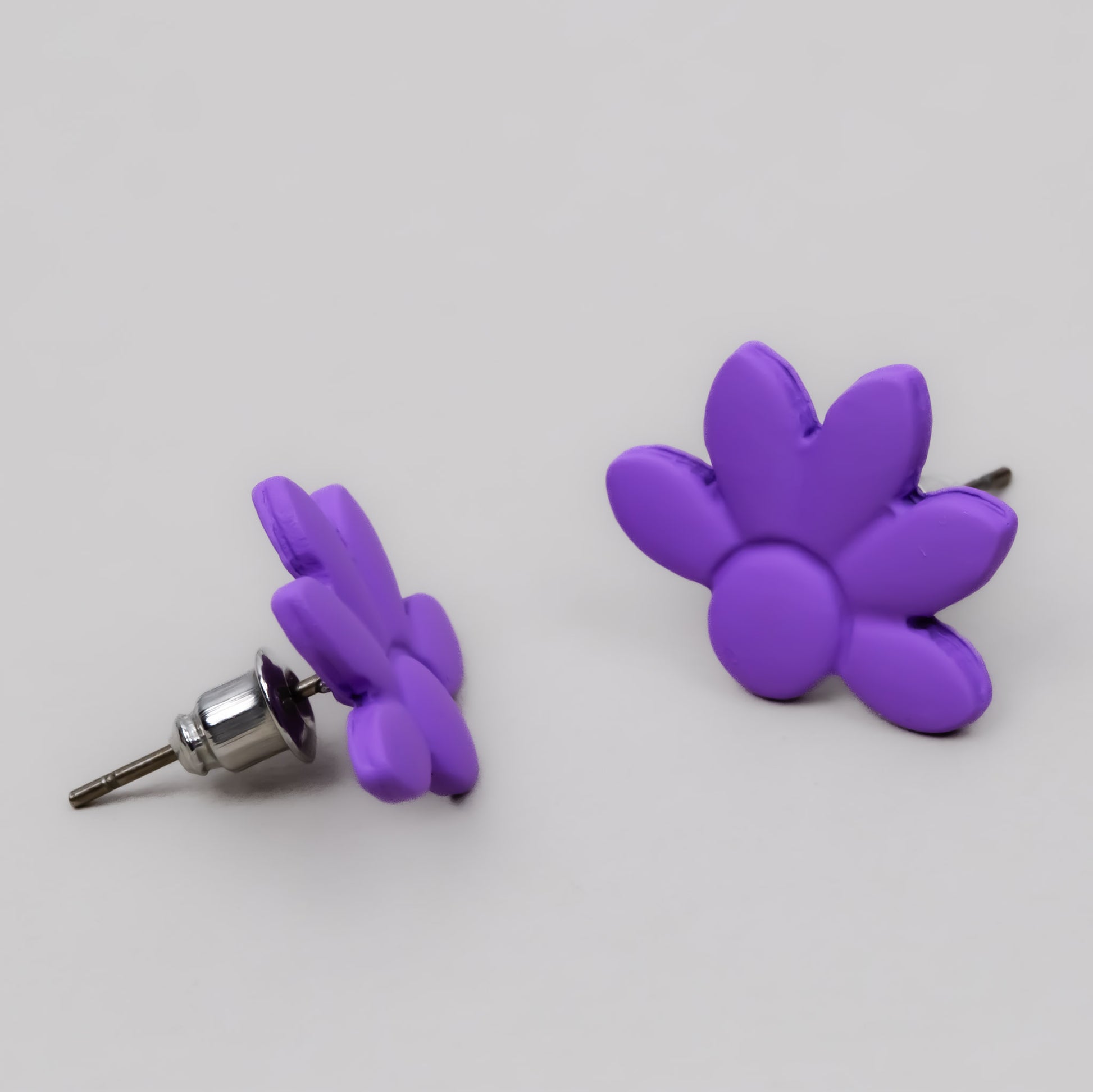Cercei mici funky flowers cu textură de silicon - Mov