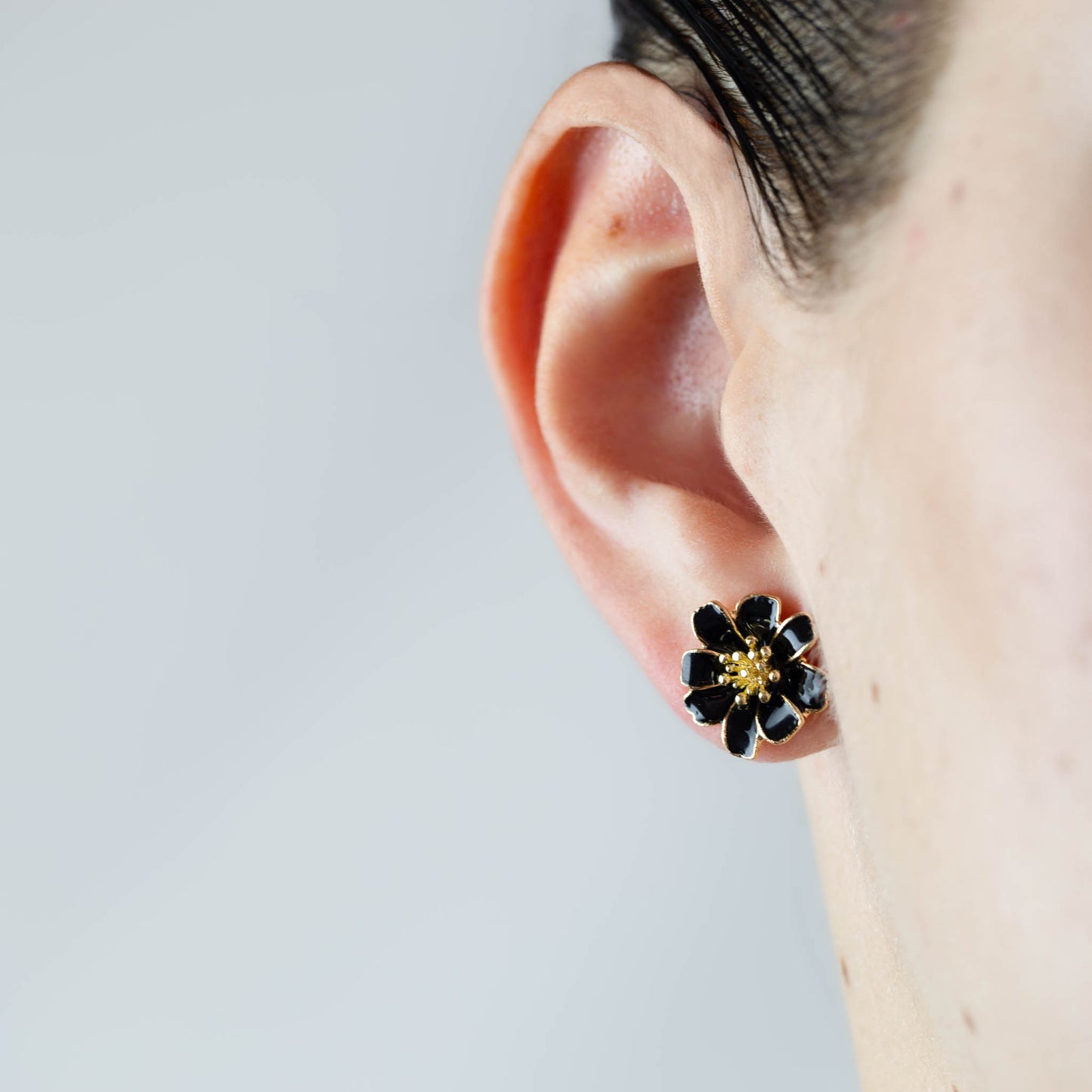 Cercei negri în formă de floare cu pistil auriu