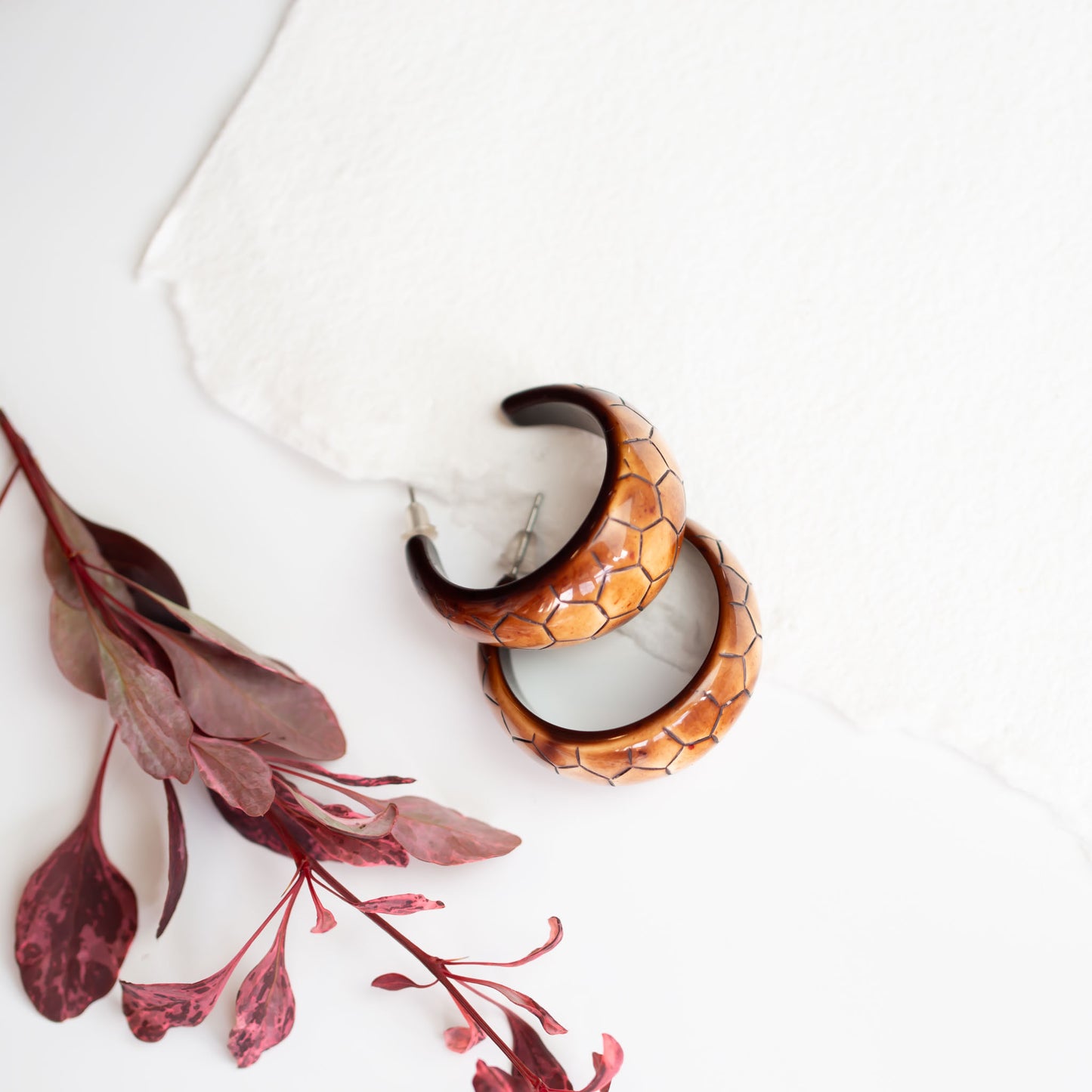 Cercei rotunzi cu aspect de lemn lăcuit și forme de fagure - Maro