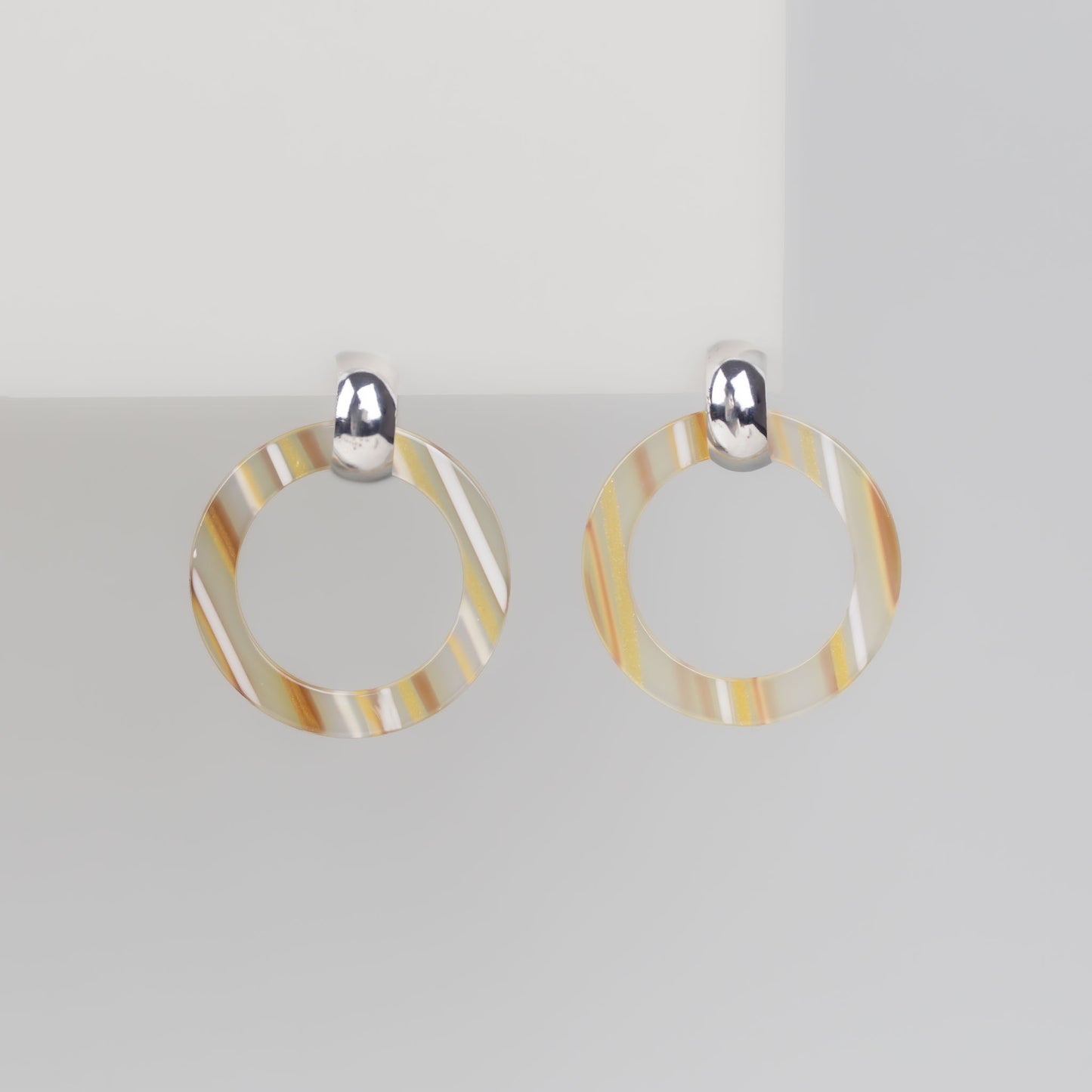 Cercei rotunzi cu cercuri efect caramelizat - Bej