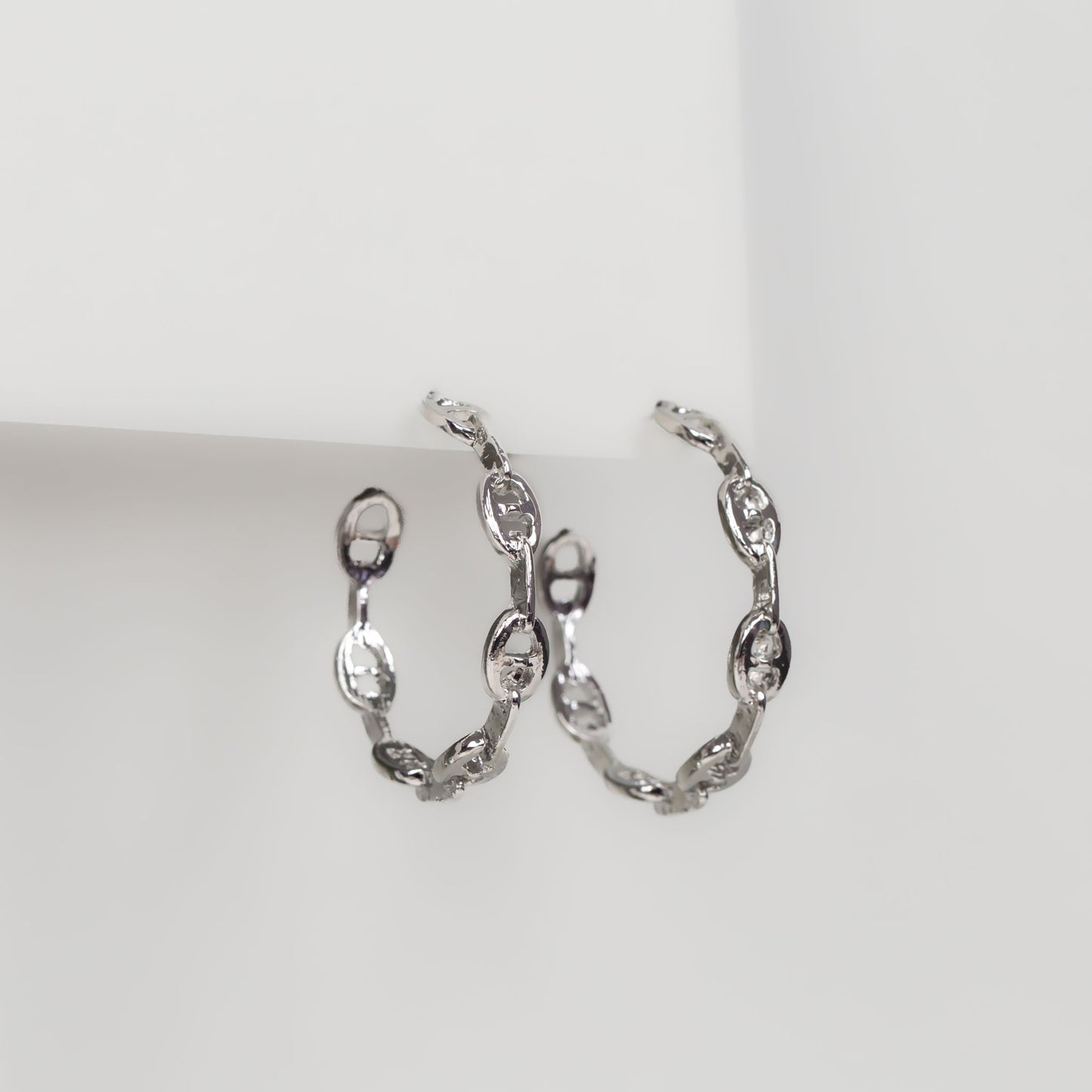 Cercei rotunzi cu forme de zale tip cataramă - Argintiu