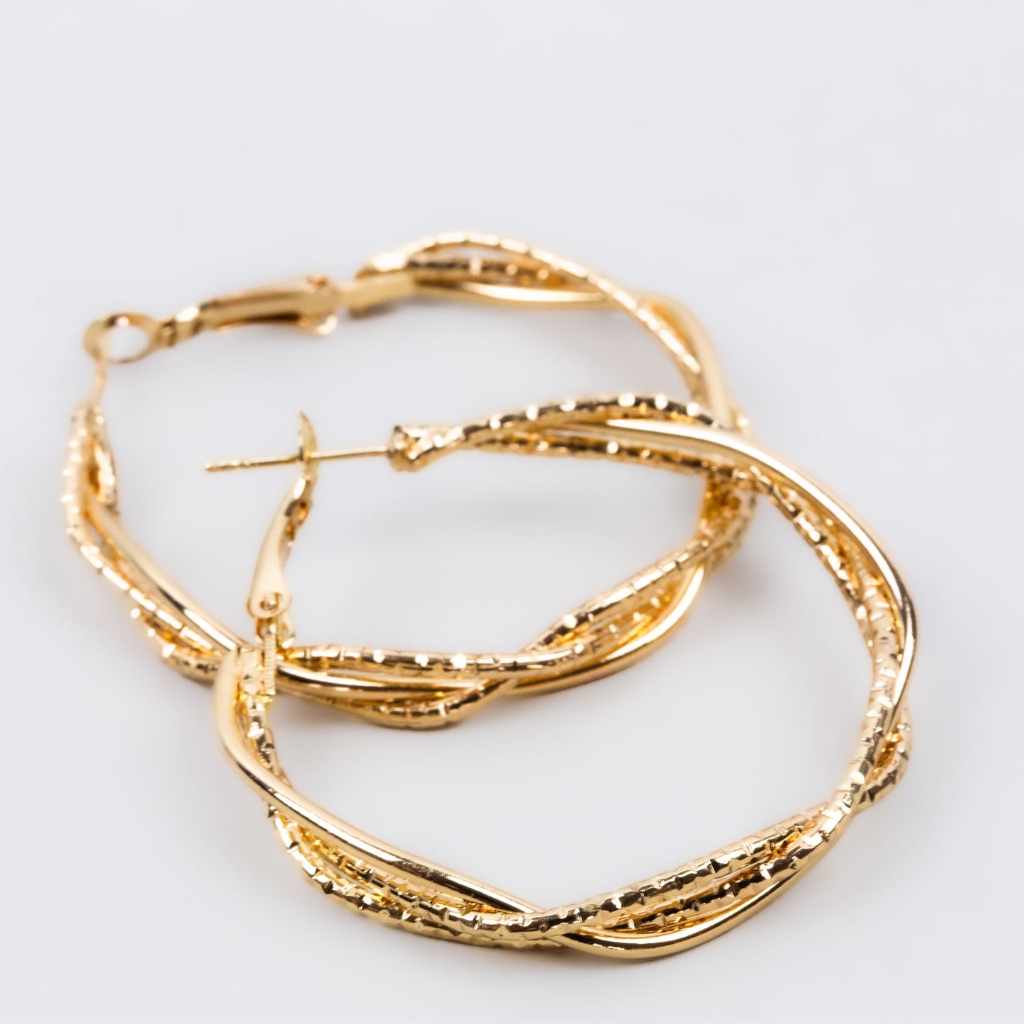 Cercei rotunzi împletiți cu textură crestată - Auriu