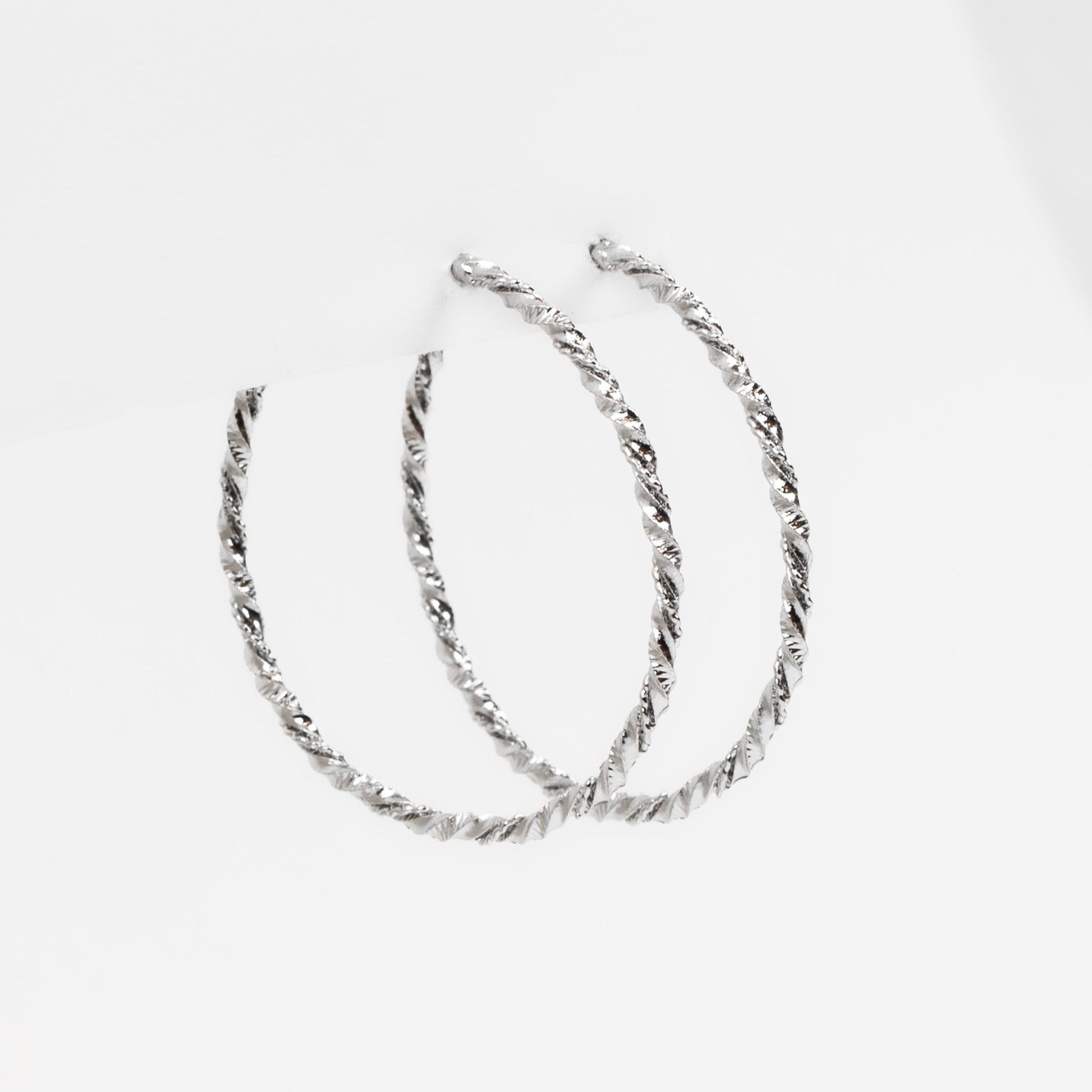Cercei rotunzi spiralați, 5,5 cm - Argintiu urban