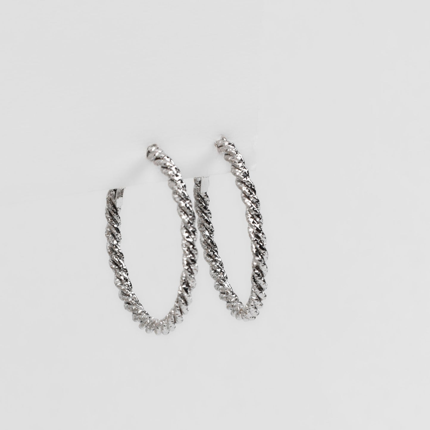 Cercei rotunzi spiralați cu textură crestată - Argintiu elegant