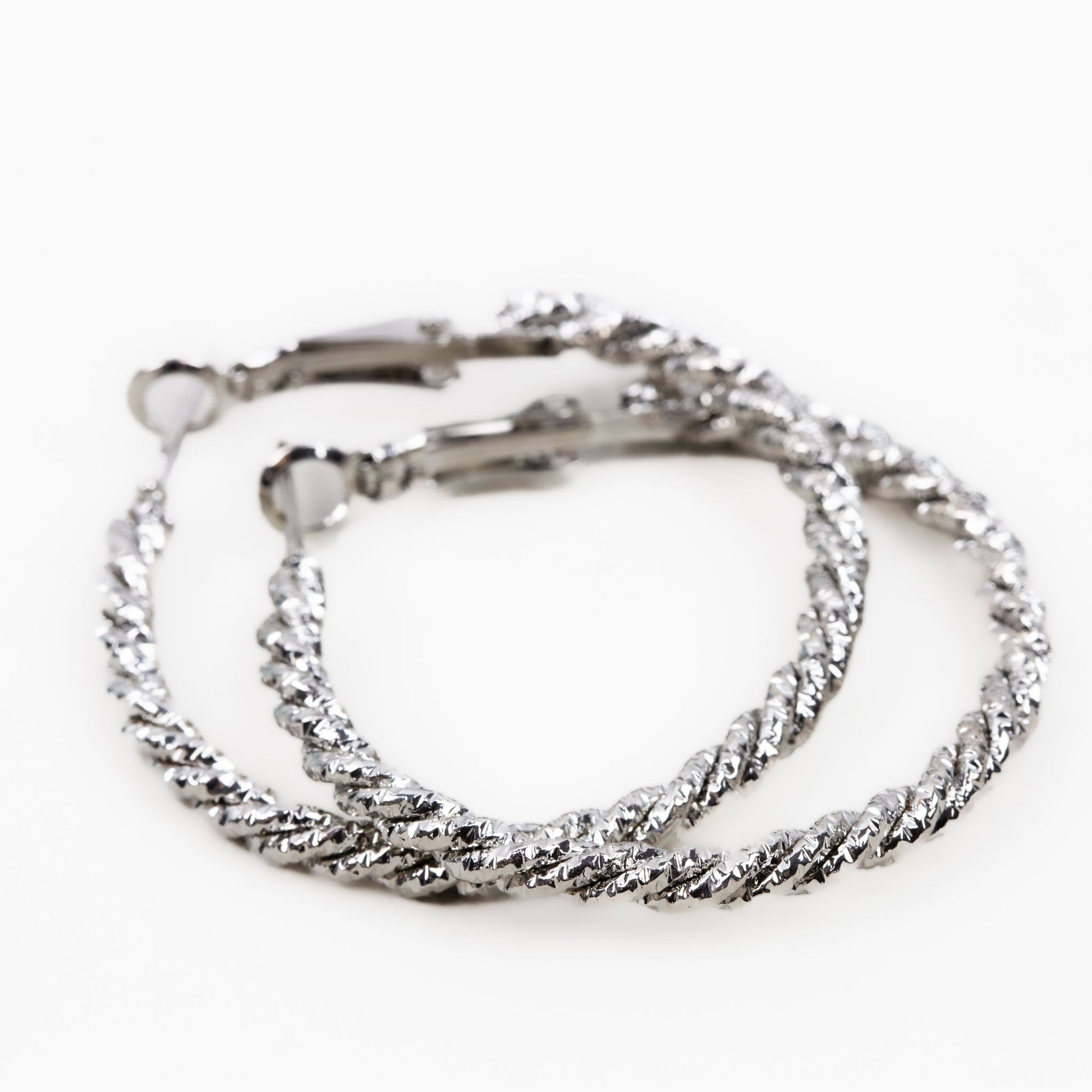 Cercei rotunzi spiralați cu textură crestată - Argintiu elegant