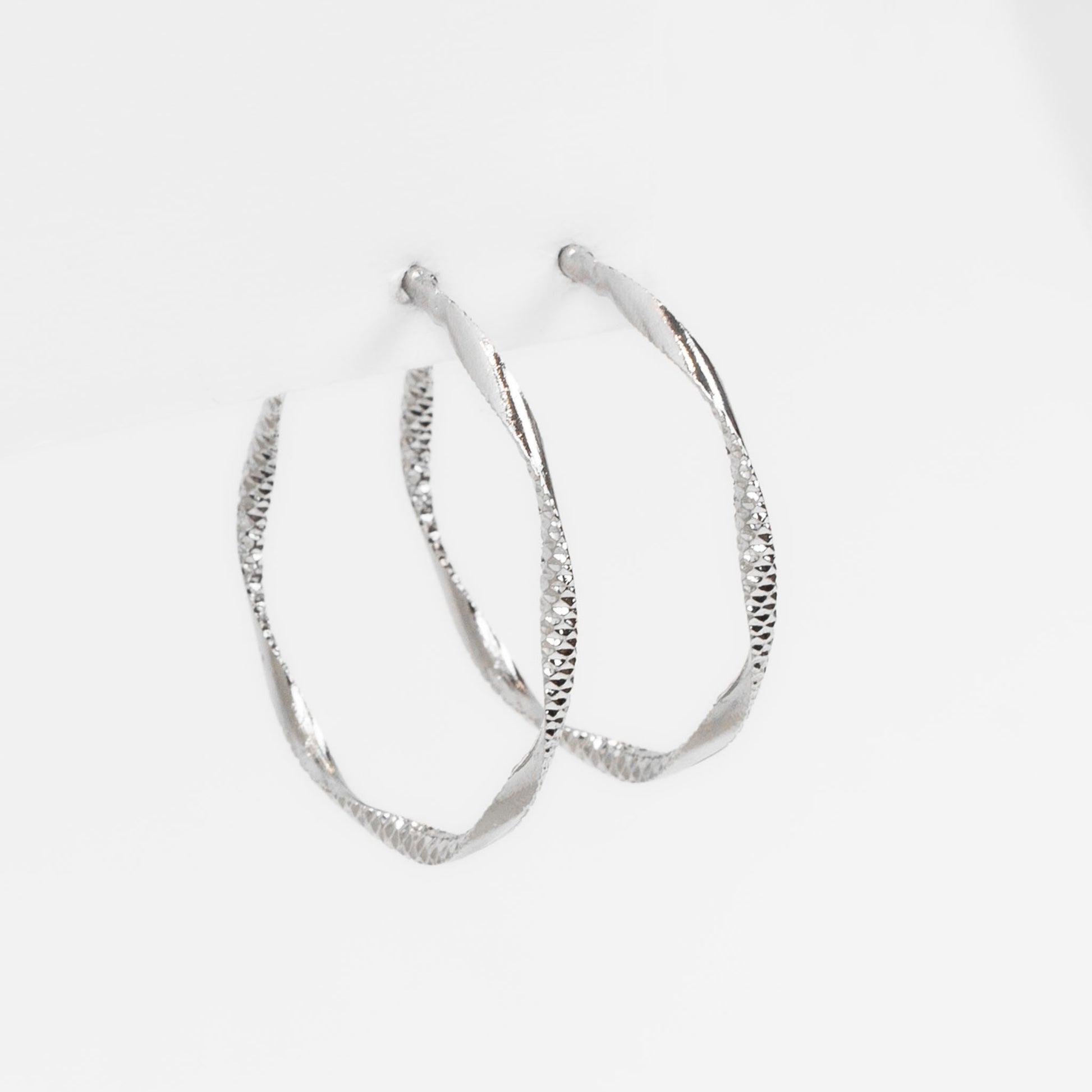 Cercei rotunzi spiralați cu textură granulată - Argintiu