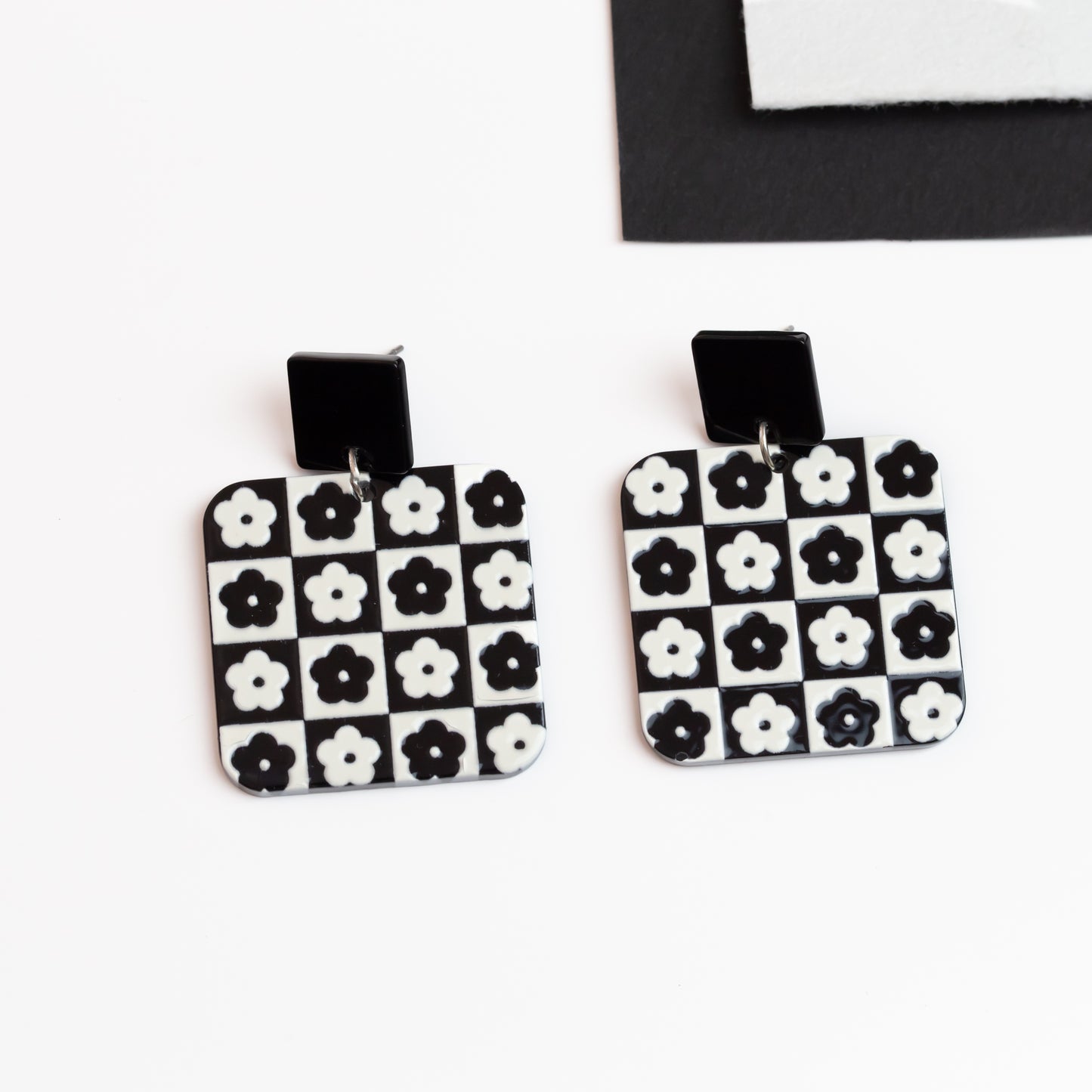 Cercei șah cu flori alb negru, ușori și comozi