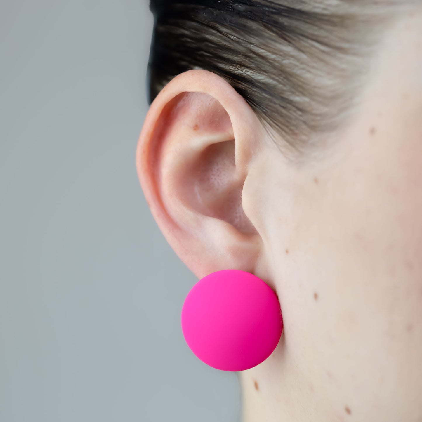 Cercei tip buton rotund cu textură de silicon - Roz Neon