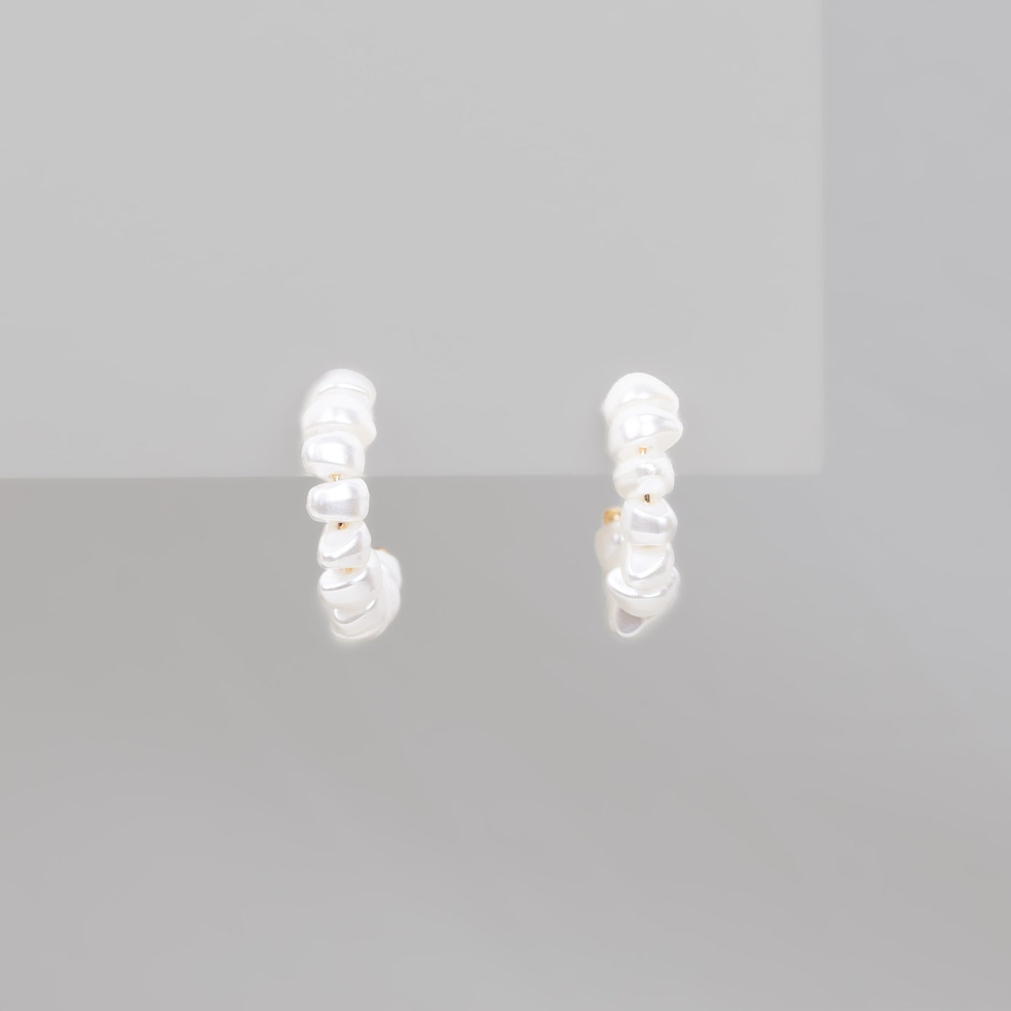 Cercei tip verigă cu perle asimetrice