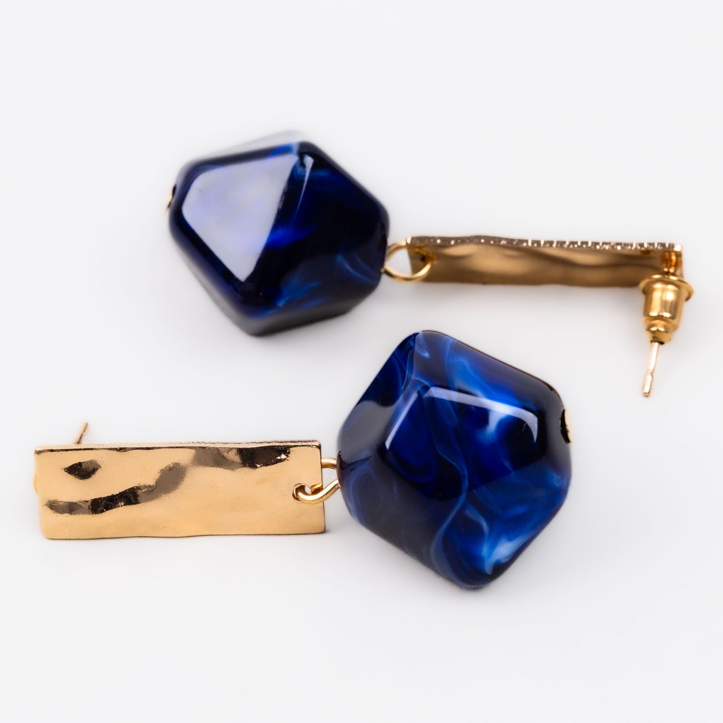 Cercei aurii cu piatră marmorată în formă de poligon 3d - Albastru