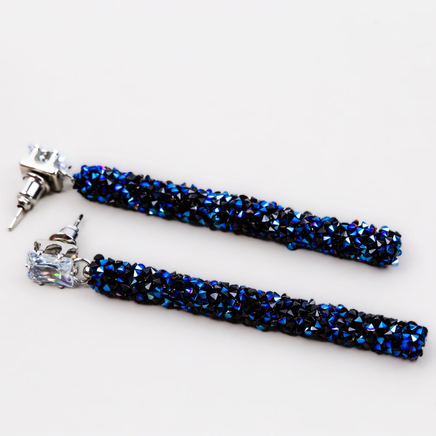 Cercei lungi cu ștrasuri colorate și textură ca zahărul - Albastru