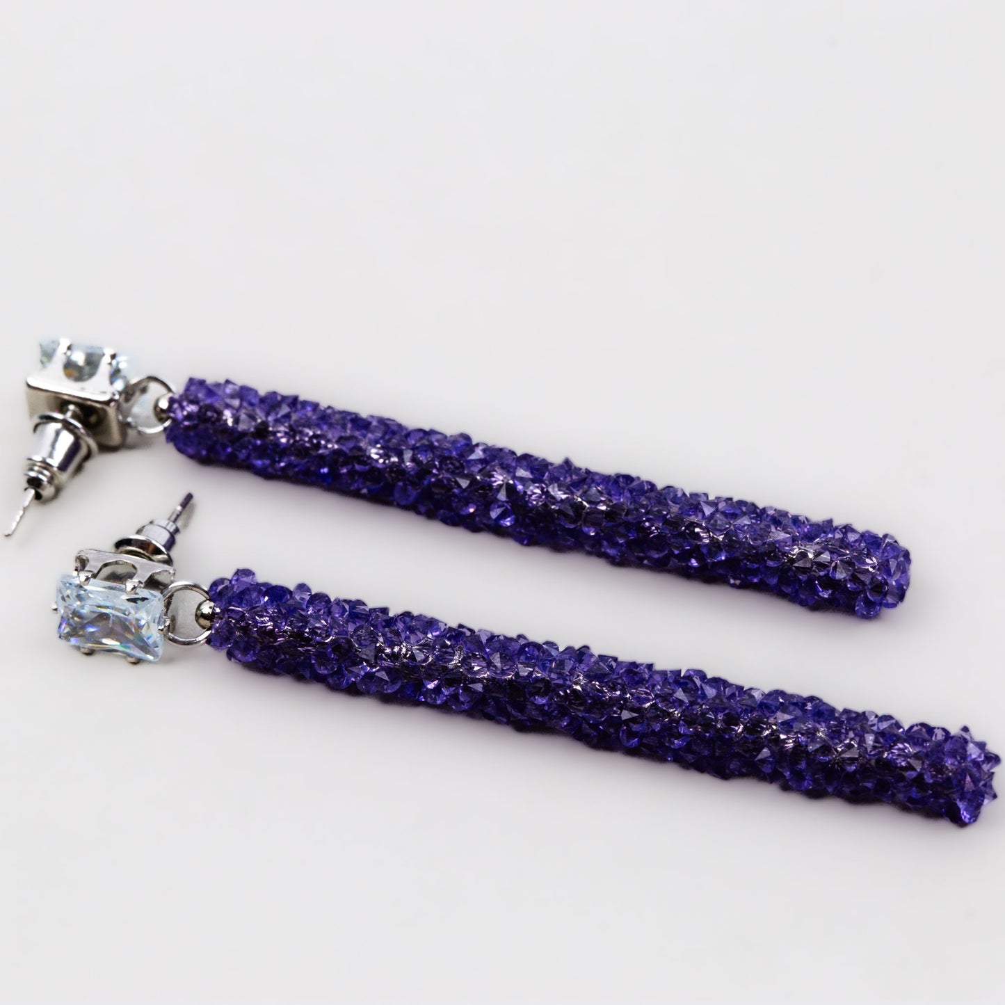 Cercei lungi cu ștrasuri colorate și textură ca zahărul - Mov