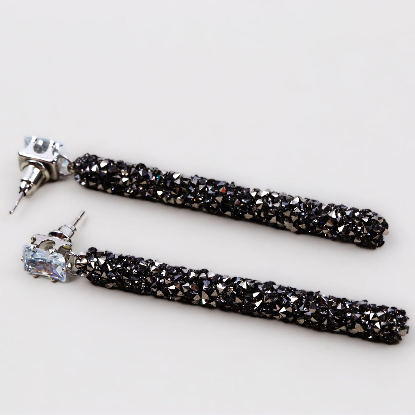 Cercei lungi cu ștrasuri colorate și textură ca zahărul - Gri