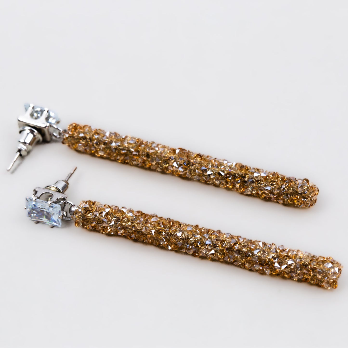 Cercei lungi cu ștrasuri colorate și textură ca zahărul - Bej caramel